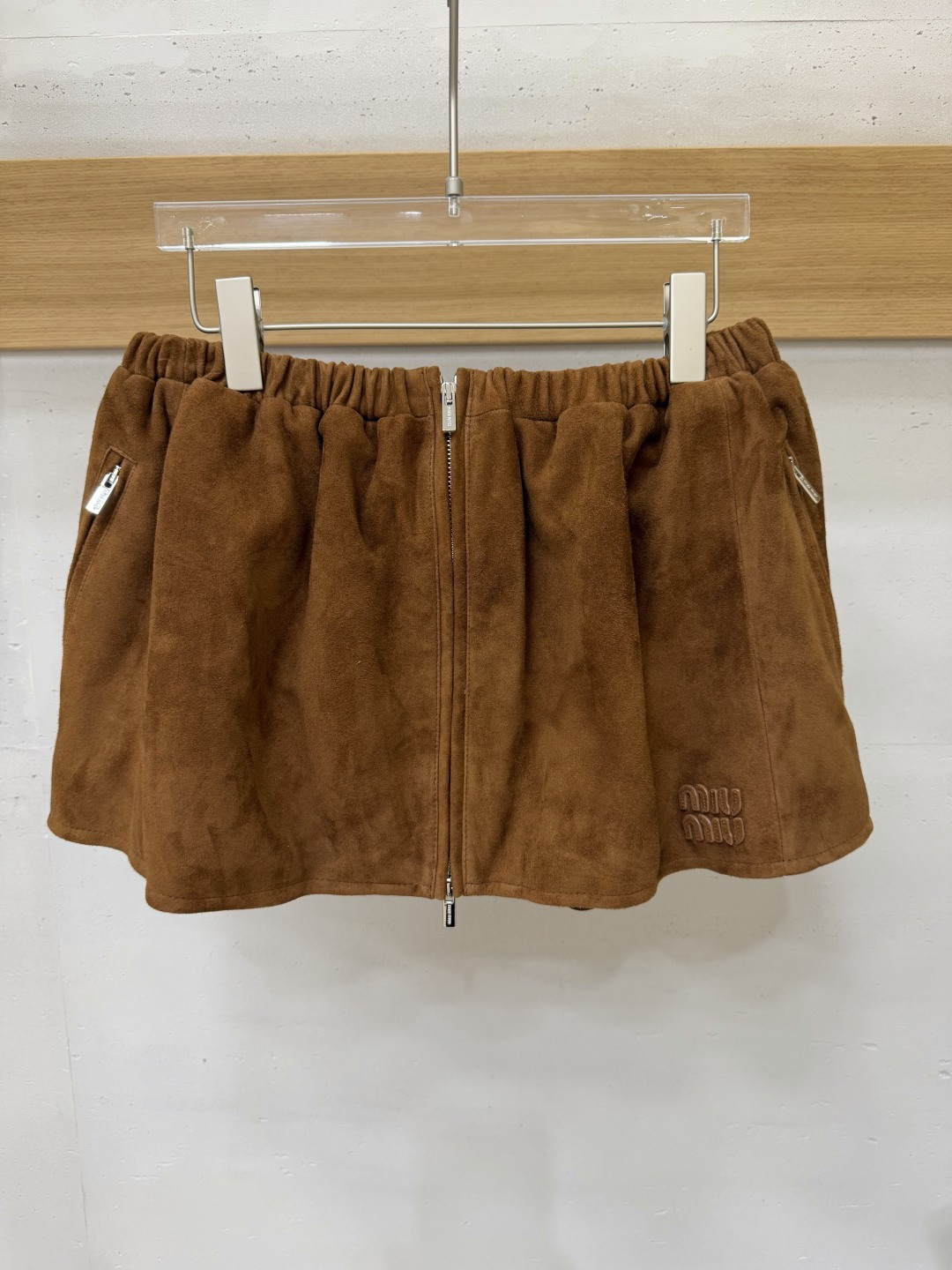 NO:946208,26 new suede hooded jacket, caramel brown is super textured, soft and warm, just perfect for spring and autumn!  Hooded + drawstring design, casual and age-reducing, loose shoulder style is super casual, full of retro college style, can be easily worn for daily commuting or leisure. Pair it with a skirt or jeans of the same color, and you can easily get the Maillard style. Skirt SML, Miu Miu-clothing, loro piana, skirts, jeans, jackets & coats, chamois leather, hats,1986090926新款麂皮绒连帽夹克,焦糖棕色超有质感,柔软又保暖,春秋穿刚刚好！连帽+抽绳设计,休闲又减龄,宽松落肩版型超显随性,复古学院风满满,日常通勤或休闲都能轻松驾驭,搭配同色系半裙or牛仔裤,轻松get美拉德风穿搭. 半裙SML,缪缪-服装,loro piana,skirts,jeans,jackets & coats,chamois leather,hats,,Women's clothing