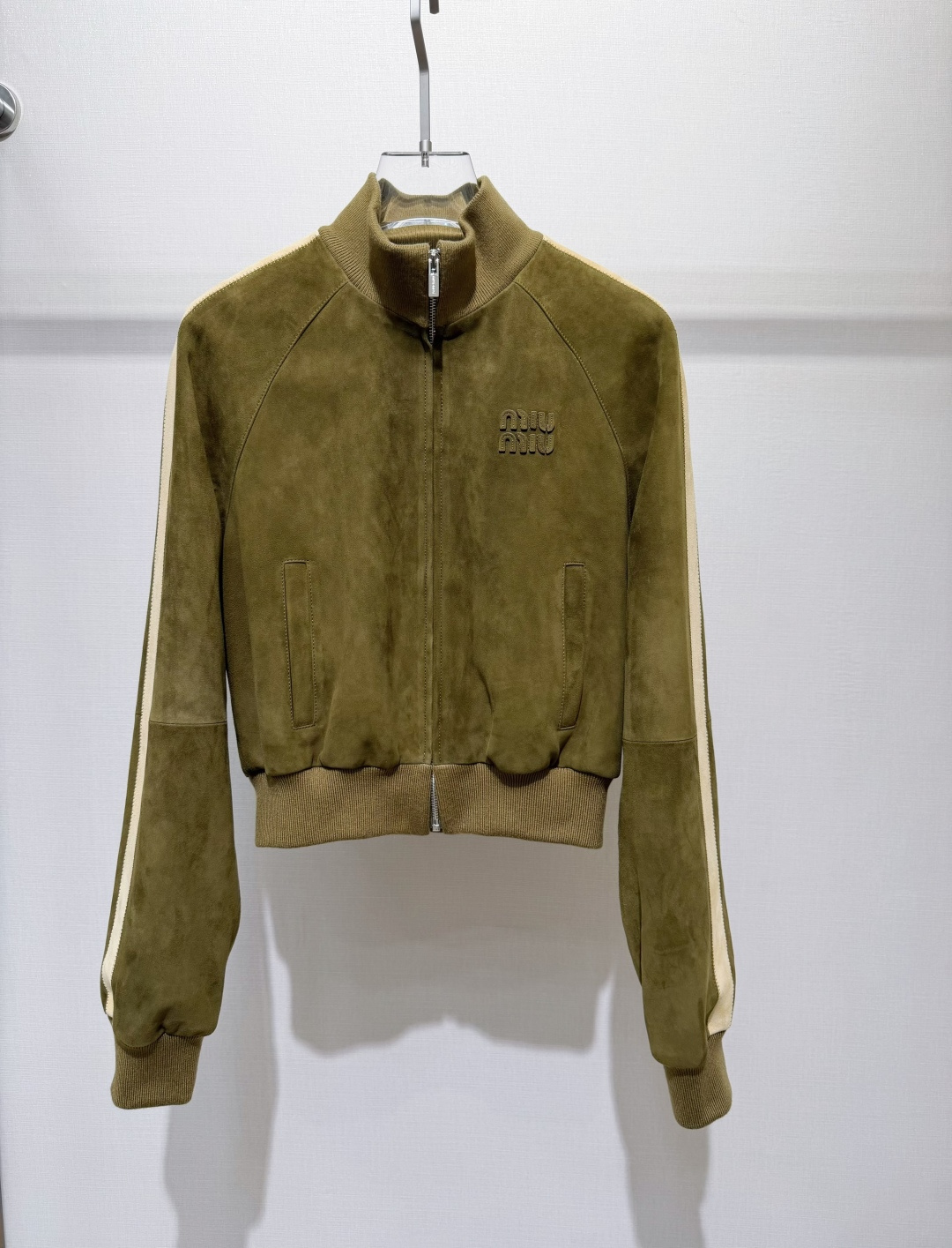 NO:945679,New suede baseball jacket, olive green color is super retro, detailed picture!  SMLXL, Miu Miu-clothing, jackets & coats, chamois leather,19860909新款麂皮棒球夹克,橄榄绿配色超有复古感 细节图！ SMLXL,缪缪-服装,jackets & coats,chamois leather,,Women's clothing