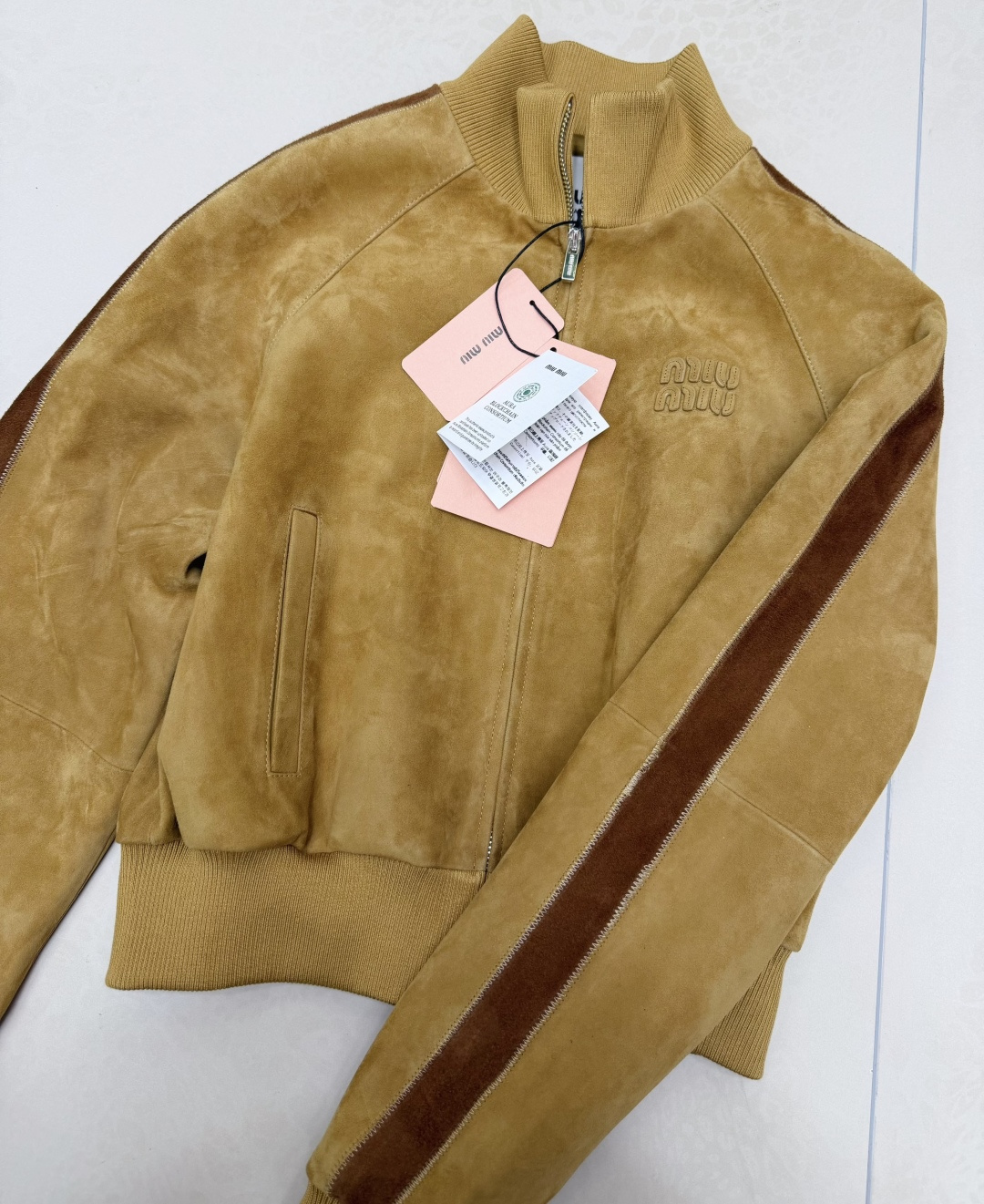 NO:945691,New suede baseball jacket, olive green color is super retro, detailed picture!  SML, Miu Miu-clothing, jackets & coats, chamois leather,19860909新款麂皮棒球夹克,橄榄绿配色超有复古感 细节图！SML,缪缪-服装,jackets & coats,chamois leather,,Women's clothing