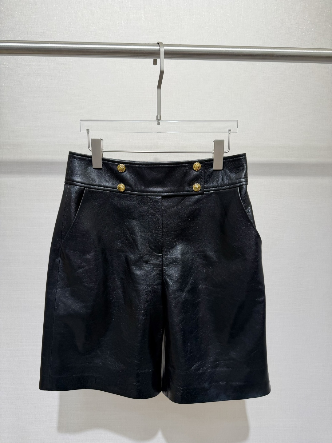 NO:945628,Show style sheepskin shorts, loose and straight cut, comfortable and fashionable. Detailed picture!  SML XL,Chanel-clothing,chanel,shorts,sheepskin,19860909秀款羊皮短裤 宽松直筒剪裁,舒适又时髦 细节图！SML XL,香奈儿-服装,chanel,shorts,sheepskin,,Women's clothing