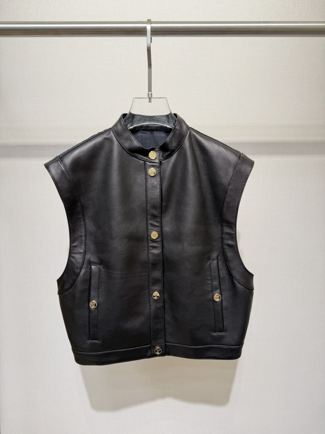 NO:945740,Detailed pictures of the latest leather vest (lambskin + nylon, super soft)!  SML XL,Louis Vuitton-clothing,louis vuitton,sheepskin,19860909最新拼皮马甲（小羊皮+尼龙,超柔软) 细节图！SML XL,路易威登-服装,louis vuitton,sheepskin,,Women's clothing