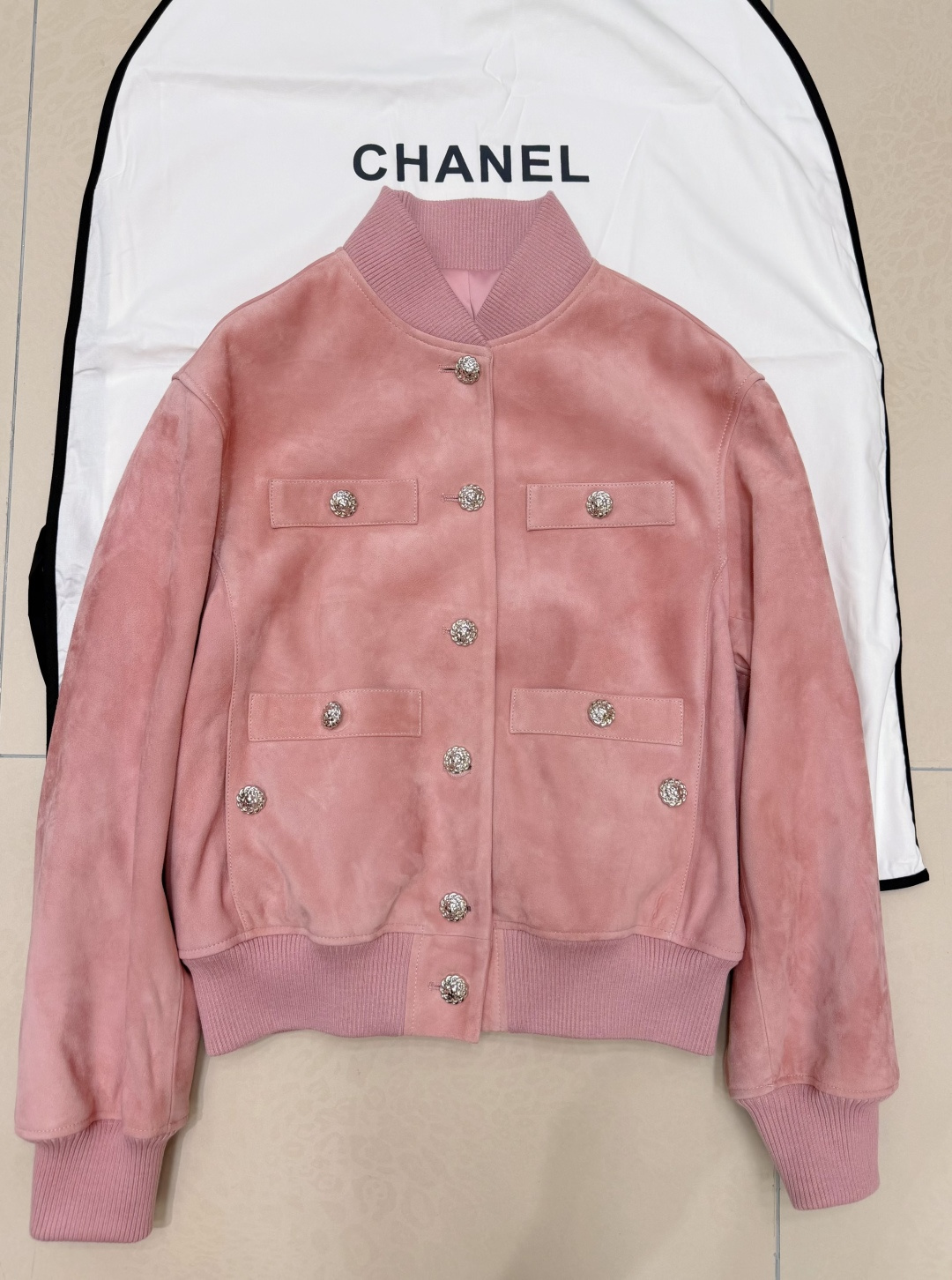 NO:945636,Fall/Winter 26 pink suede baseball jacket details!  SML,Chanel-clothing,chanel,jackets & coats,chamois leather,1986090926秋冬 粉色麂皮 棒球夹克 细节图！SML,香奈儿-服装,chanel,jackets & coats,chamois leather,,Women's clothing
