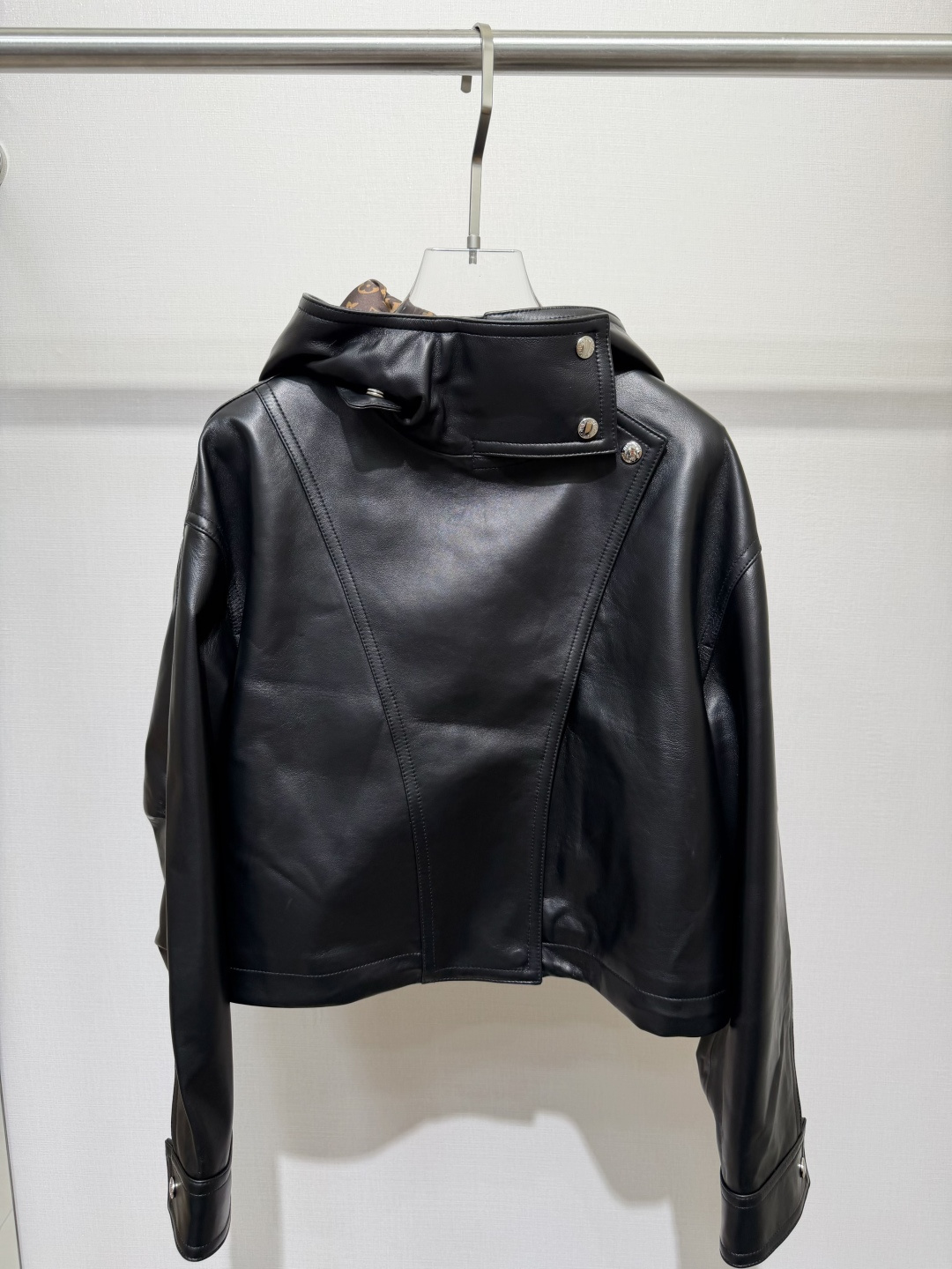 NO:948790,Hooded leather jacket imported sheepskin details!  SML,Louis Vuitton-clothing,louis vuitton,loro piana,jackets & coats,leather jacket,sheepskin,hats,19860909连帽皮衣夹克 进口绵羊皮 细节图！SML,路易威登-服装,louis vuitton,loro piana,jackets & coats,leather jacket,sheepskin,hats,,Women's clothing