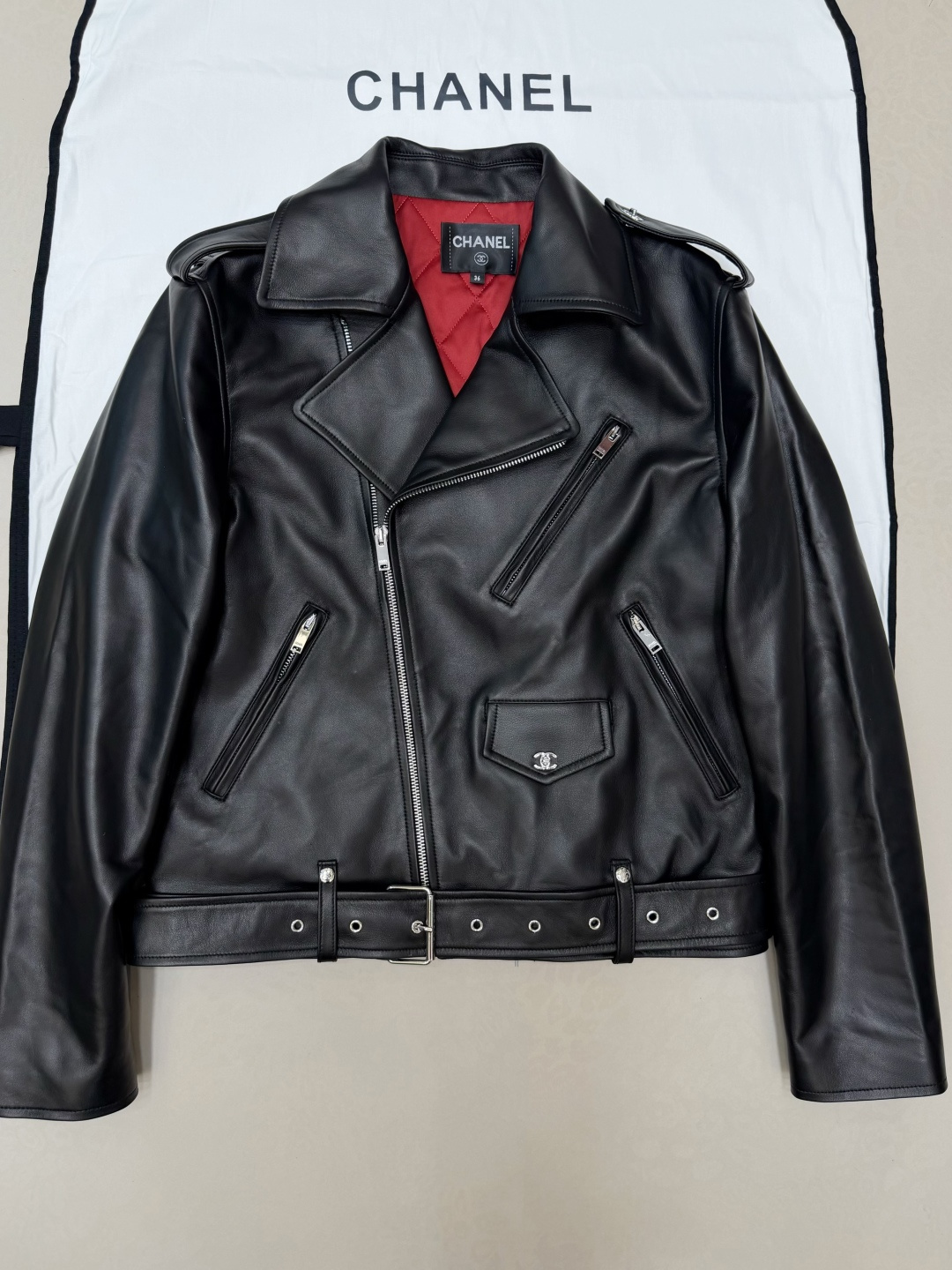 NO:945705,The 2026 Advanced Handicraft Series leather jacket is inspired by the 1931 movie 'Tonight or Never'. The movie slogan is printed on the back, giving it a retro Hollywood atmosphere!  Black leather + belt design, neat tailoring, leopard print details on the cuffs and hem are very personalized. Feather decoration on the shoulders, elegant and a bit motorcycle style, can be easily worn in daily life or special occasions. It is one of the representative works of Matthew Blasey's first season handmade workshop series, a perfect fusion of retro and modern!  Detailed pictures!  SML XL,Chanel-clothing,chanel,leather jacket,198609092026高级手工坊系列皮衣,灵感来自1931年电影《Tonight or Never》,背部印有电影标语,复古好莱坞氛围感拉满！黑色皮革+腰带设计,剪裁利落,袖口和下摆豹纹细节超有个性.肩部羽毛装饰,优雅又带点机车风,日常或特殊场合都能轻松驾驭,是马修·布莱齐首季手工坊系列的代表作之一,复古与现代完美融合！ 细节图！SML XL,香奈儿-服装,chanel,leather jacket,,Women's clothing