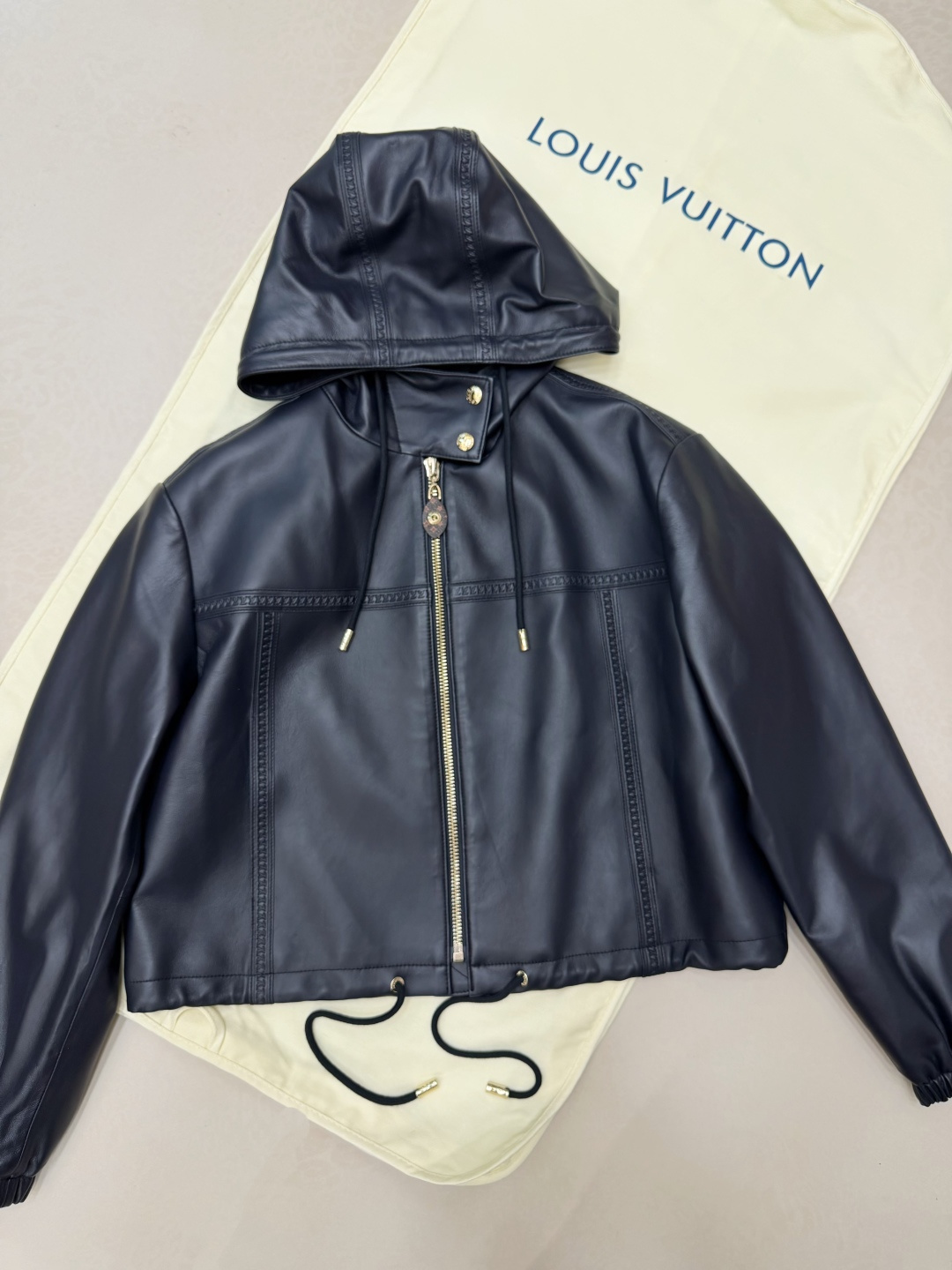 NO:945751,New navy blue hooded leather jacket details!  SML XL,Louis Vuitton-clothing,louis vuitton,jackets & coats,leather jacket,hats,19860909新款藏蓝色连帽皮衣外套 细节图！SML XL,路易威登-服装,louis vuitton,jackets & coats,leather jacket,hats,,Women's clothing