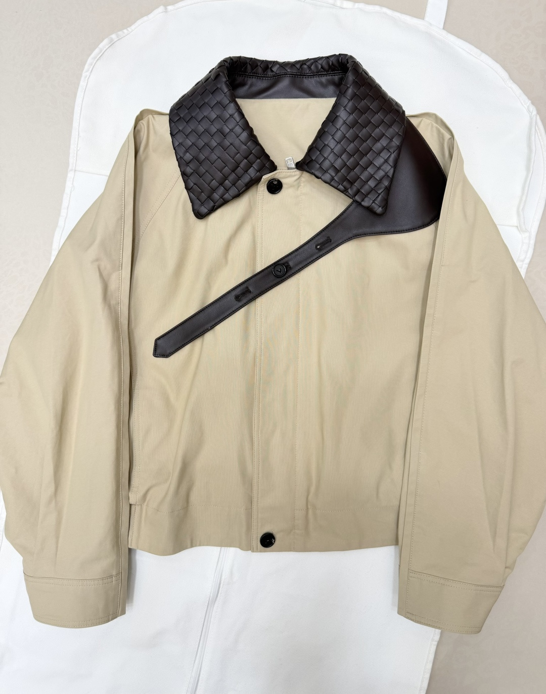 NO:945725,Genuine leather braided collar khaki short work jacket with its own neat aura. This year’s hot item. Detailed pictures!  SML, Bottega Veneta-clothing,bottega veneta,jackets & coats,19860909真皮编织领卡其色短款工装夹克 自带利落气场 今年的大爆款 细节图！SML,葆蝶家-服装,bottega veneta,jackets & coats,,Women's clothing