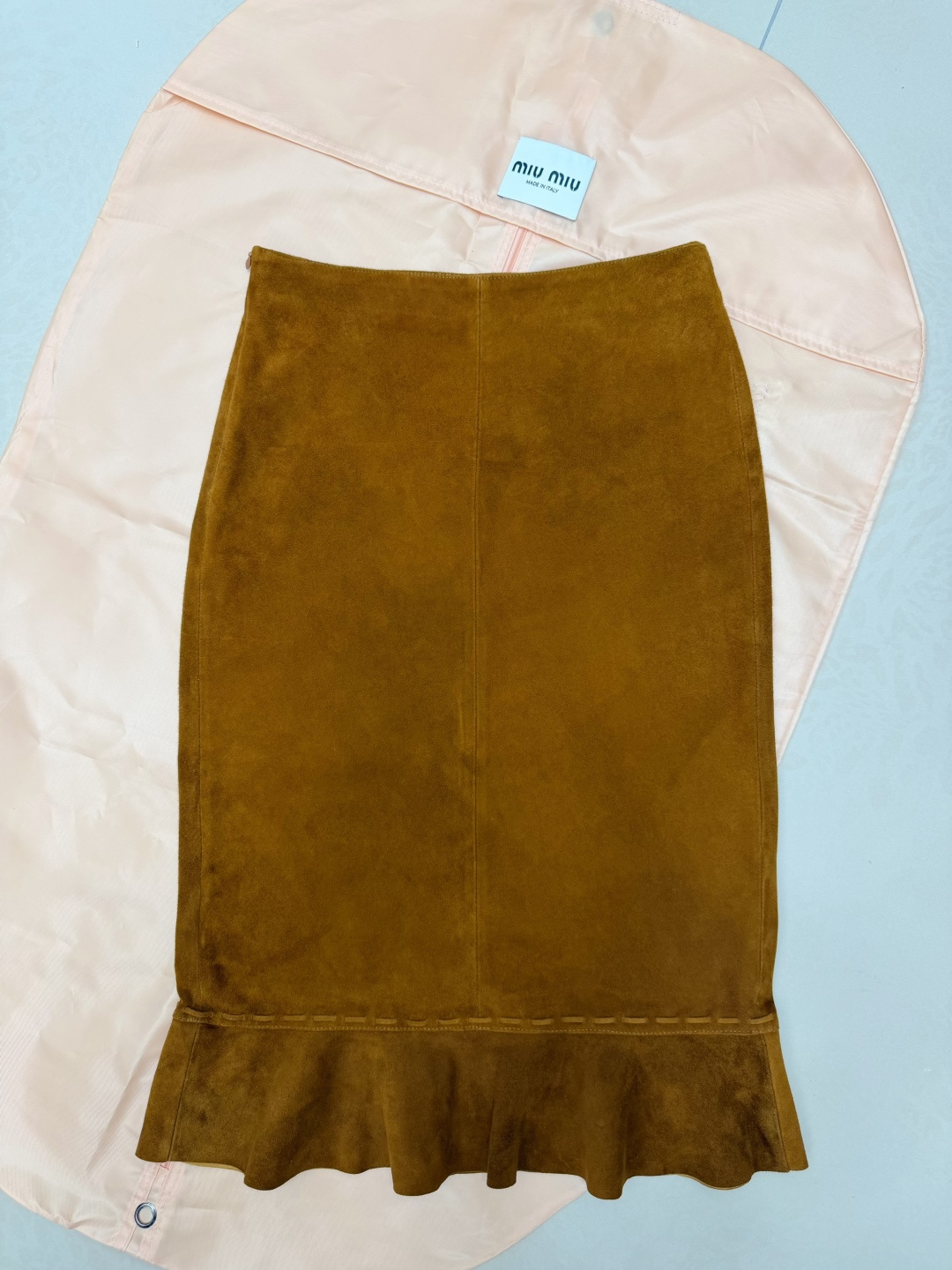 NO:945701,Caramel brown suede suit, large suit jacket + fishtail skirt, retro velvet material, super smart fishtail design on the skirt, detailed pictures!  SMLXL, Miu Miu-clothing,skirts,jackets & coats,business suit,chamois leather,19860909焦糖棕麂皮套装 大版西装外套+鱼尾半裙 复古绒感材质,半裙鱼尾设计超灵动 细节图！SMLXL,缪缪-服装,skirts,jackets & coats,business suit,chamois leather,,Women's clothing