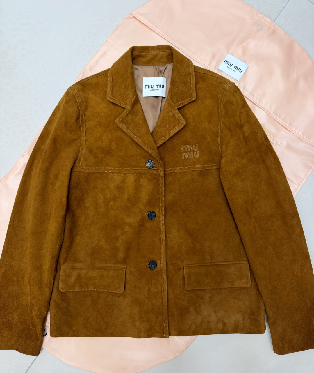 NO:945692,Caramel brown suede suit, large suit jacket + fishtail skirt, retro velvet material, super smart fishtail design on the skirt, detailed pictures!  SML XL,Miu Miu-clothing,skirts,jackets & coats,business suit,chamois leather,19860909焦糖棕麂皮套装 大版西装外套+鱼尾半裙 复古绒感材质,半裙鱼尾设计超灵动 细节图！SML XL,缪缪-服装,skirts,jackets & coats,business suit,chamois leather,,Women's clothing