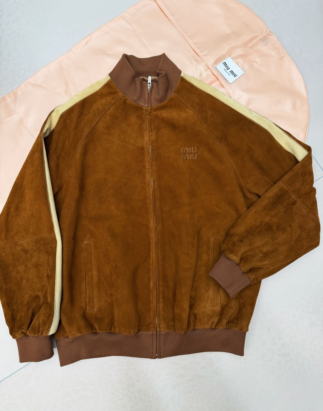 NO:945714,Detailed picture of the new early autumn brown suede leather jacket with stand collar!  SML, Miu Miu-clothing,leather jacket,chamois leather,19860909早秋新款 棕色立领麂皮皮衣 细节图！SML,缪缪-服装,leather jacket,chamois leather,,Women's clothing