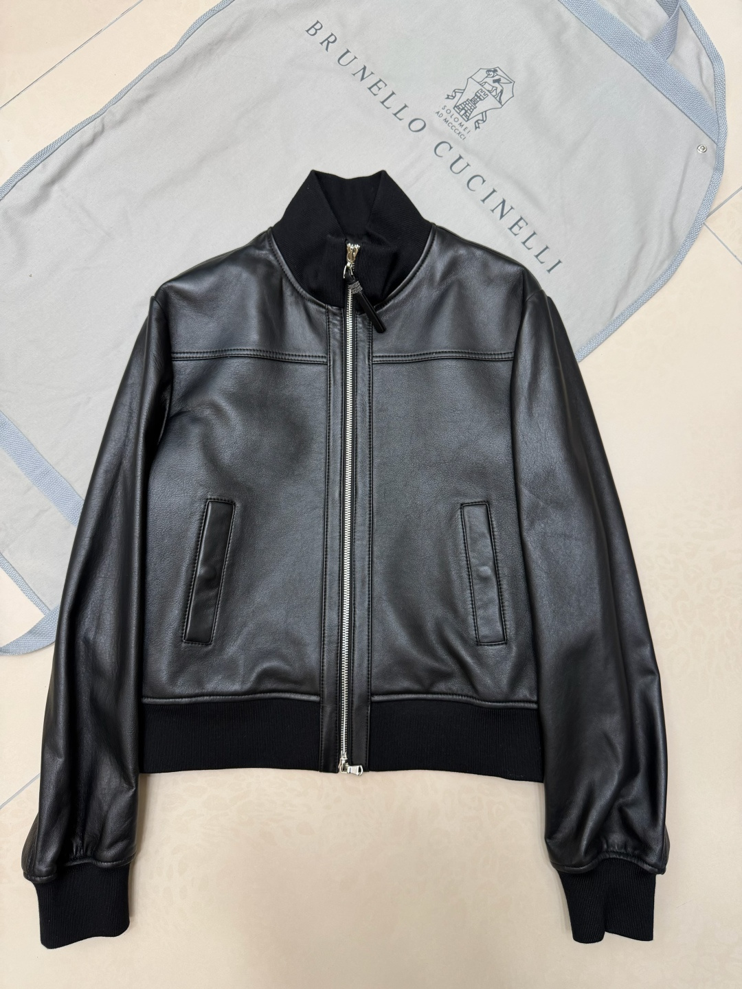 NO:945669,26BC Nappa Leather Short Jacket Iconic Elegant Style Detailed Picture!  SMLX L,women's clothing,jackets & coats,jackets & coats,leather jacket,1986090926BC 纳帕皮短夹克皮衣外套 标志性的优雅格调 细节图！SMLX L,女装,jackets & coats,jackets & coats,leather jacket,,Women's clothing
