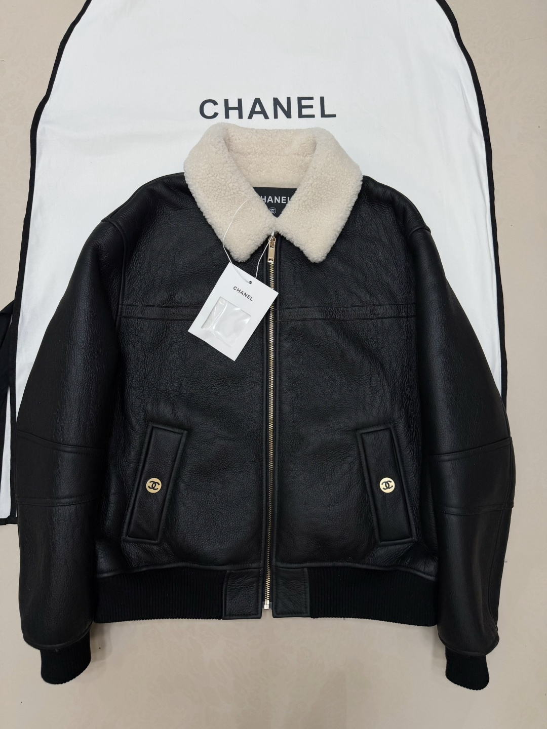 NO:952217,Black fur all-in-one short jacket from the 26B series, 2026 autumn and winter series designed by Matthieu Blazy, black pebbled leather with white lambswool lapels, zipper closure, pockets with logo buttons on both sides, neat fit, not too bulky, soft leather but stiff, Chanel - Clothing, chanel, jackets & coats,1986090926B 系列的黑色皮毛一体短夹克, Matthieu Blazy 设计的 2026 秋冬系列 黑色 荔枝纹皮革白色羊羔毛翻领,拉链开合, 两侧有带 Logo 纽扣的口袋 版型利落,不会太臃肿,皮质柔软但有挺括感,香奈儿-服装,chanel,jackets & coats,,Women's clothing