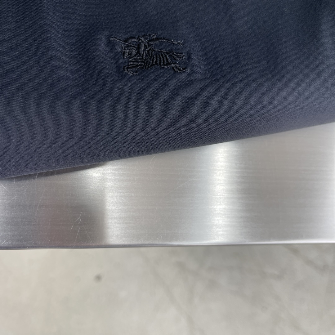 

-BBR 标识战马小刺绣细节府绸衬衫明扣款贝壳扣，这款面料带弹力，穿着舒适！
尺码S-XXL。