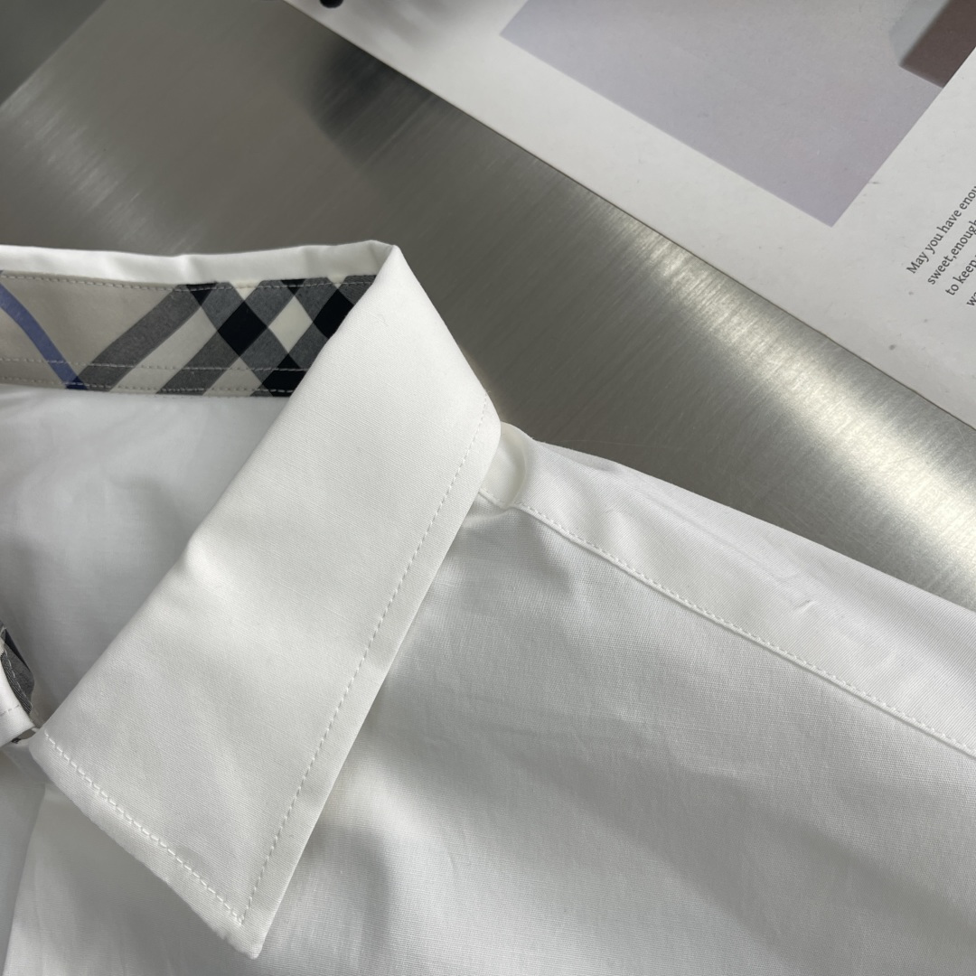 

-BBR 标识战马小刺绣细节府绸衬衫明扣款贝壳扣，这款面料带弹力，穿着舒适！
尺码S-XXL。