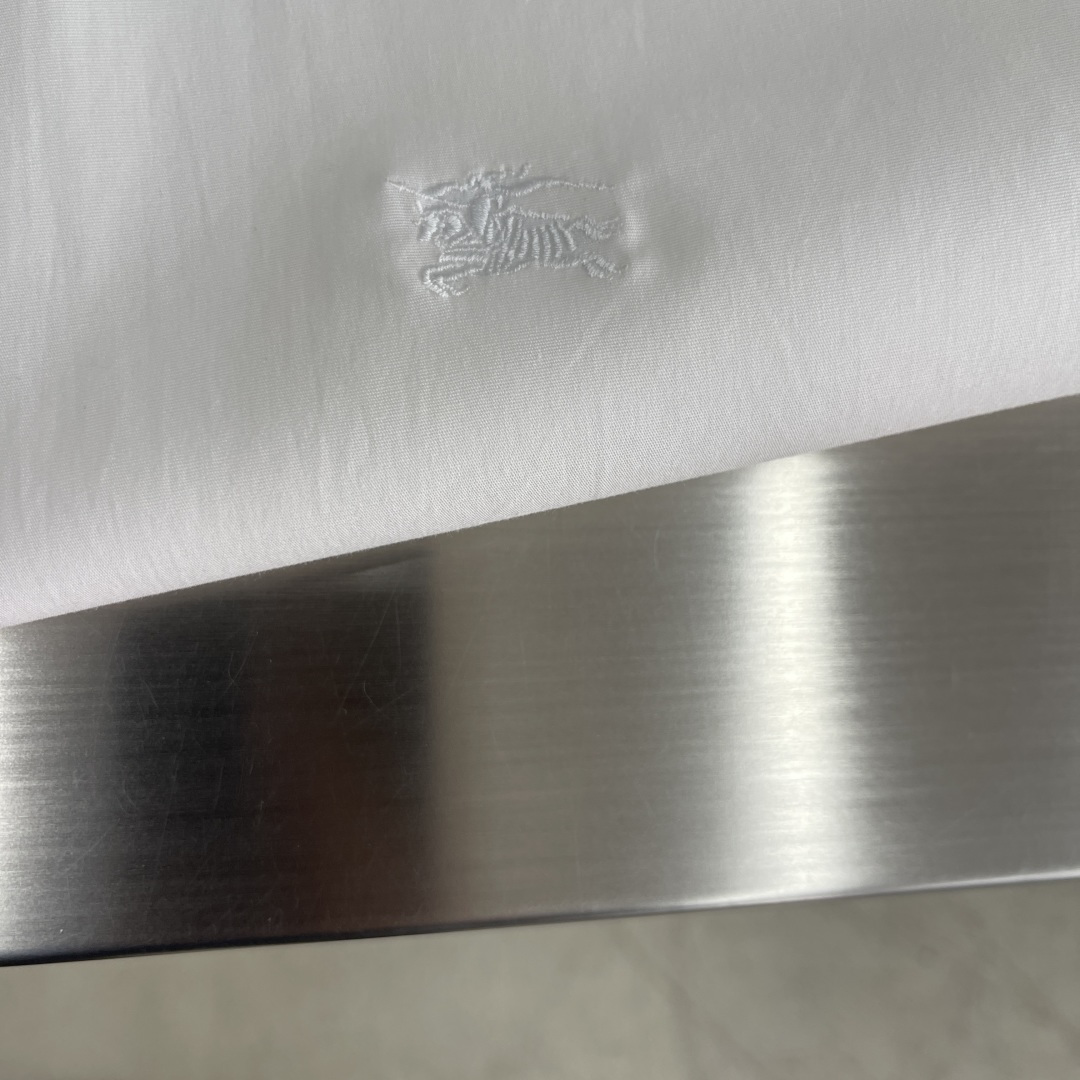 

-BBR 标识战马小刺绣细节府绸衬衫明扣款贝壳扣，这款面料带弹力，穿着舒适！
尺码S-XXL。