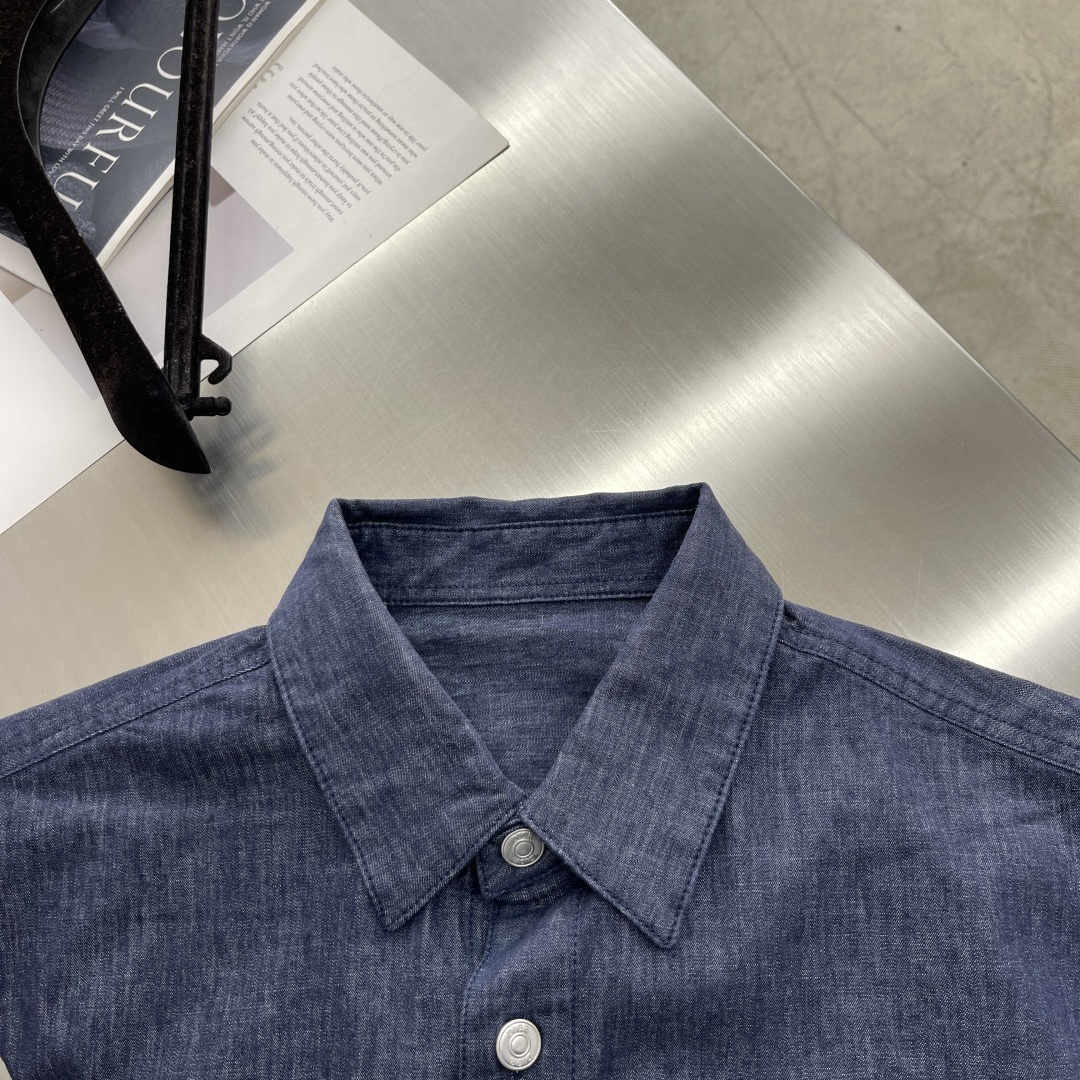 -Dio 绣花细节衬衫款牛仔外套。金属明扣款 面料微弹穿着舒适款式百搭尺码:S-XXL肩宽4546474