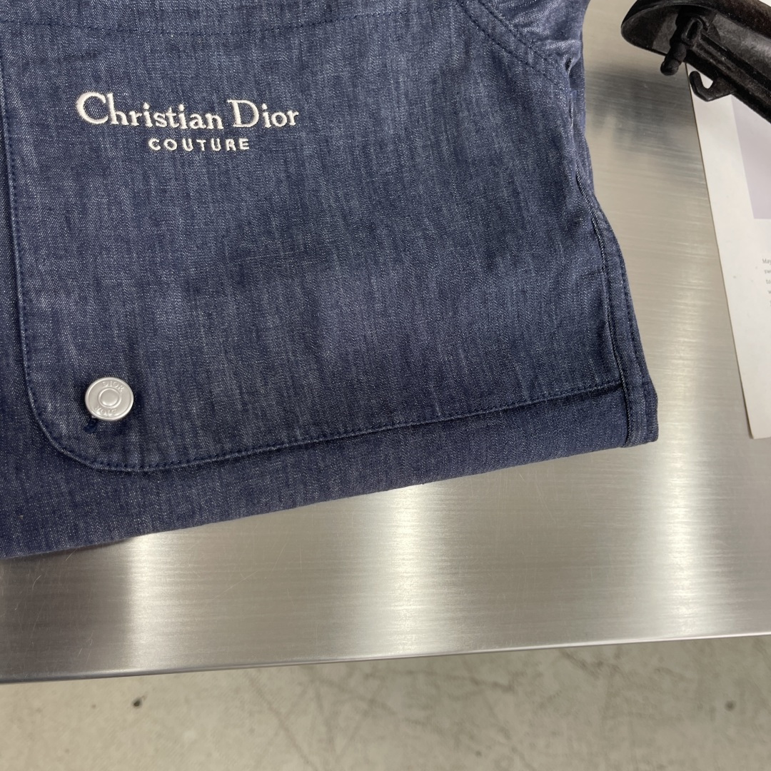 -Dio 绣花细节衬衫款牛仔外套。金属明扣款 面料微弹穿着舒适款式百搭尺码:S-XXL肩宽4546474