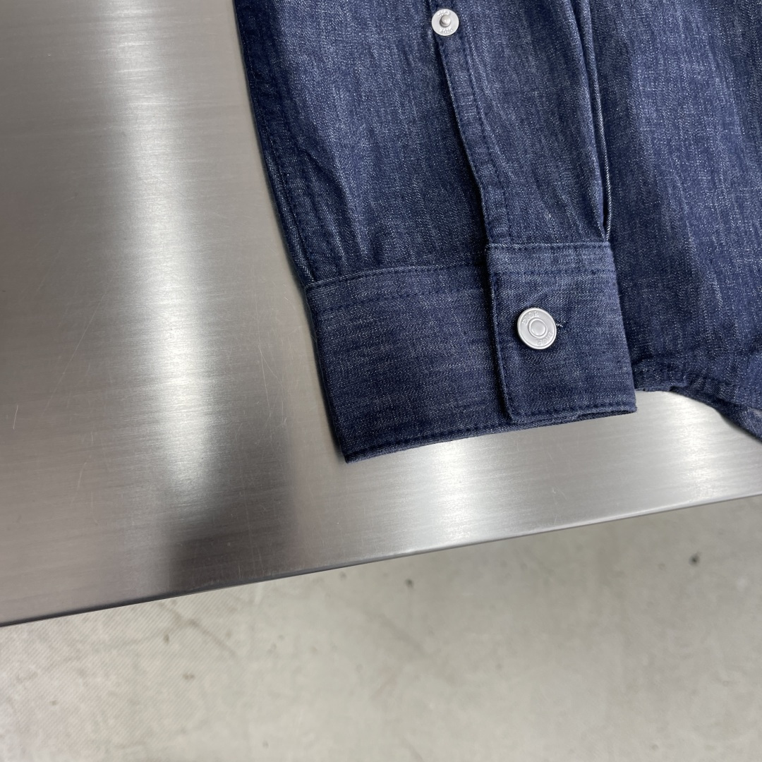 -Dio 绣花细节衬衫款牛仔外套。金属明扣款 面料微弹穿着舒适款式百搭尺码:S-XXL肩宽4546474