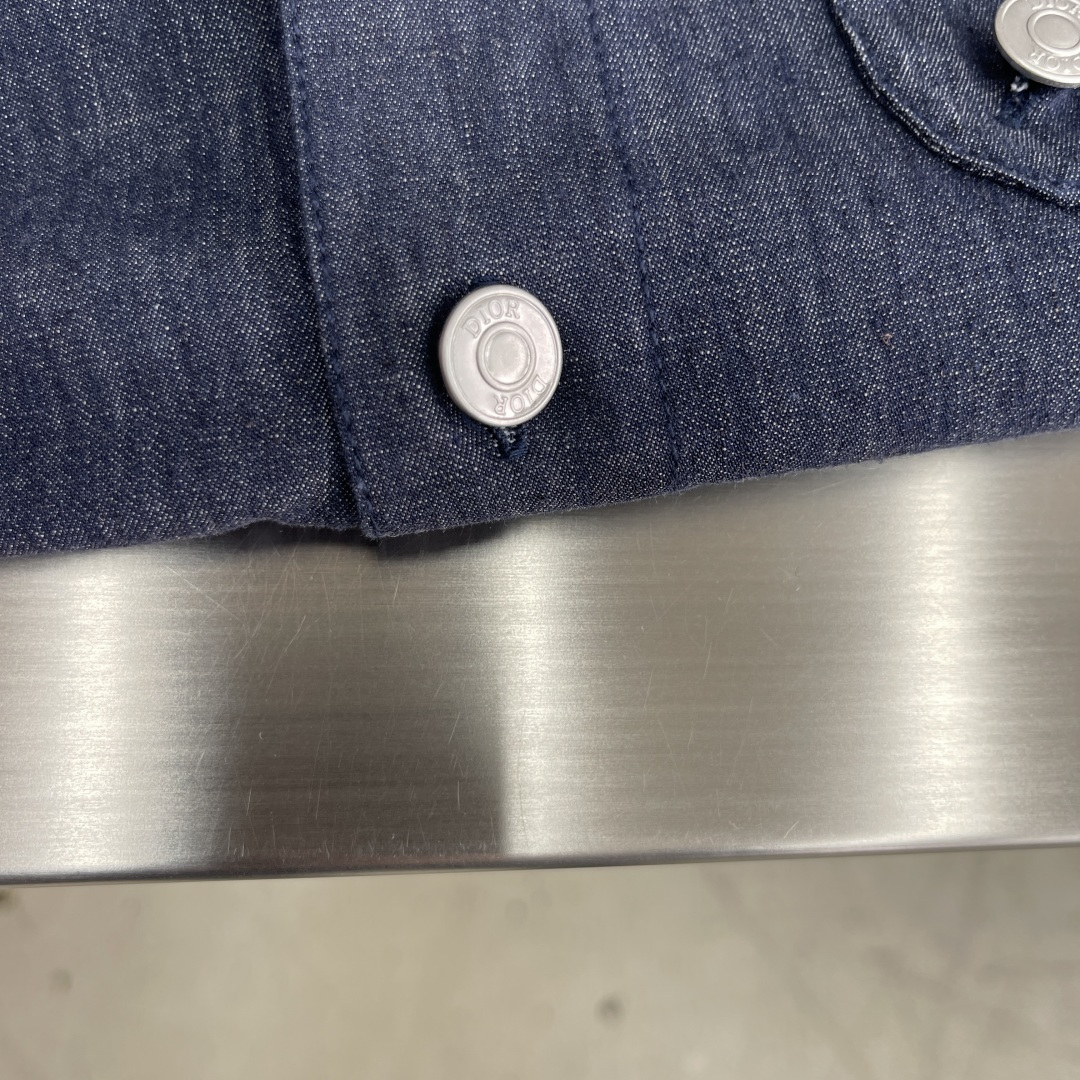 -Dio 绣花细节衬衫款牛仔外套。金属明扣款 面料微弹穿着舒适款式百搭尺码:S-XXL肩宽4546474