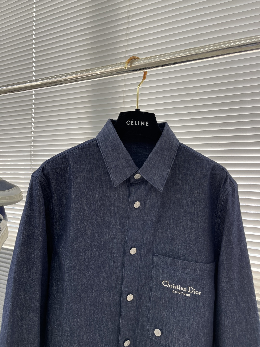 -Dio 绣花细节衬衫款牛仔外套。金属明扣款 面料微弹穿着舒适款式百搭尺码:S-XXL肩宽4546474