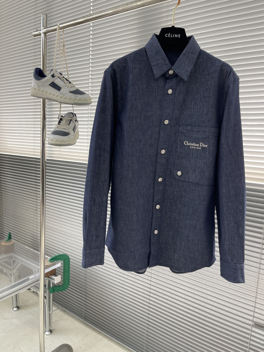 -Dio 绣花细节衬衫款牛仔外套。金属明扣款 面料微弹穿着舒适款式百搭尺码:S-XXL肩宽4546474