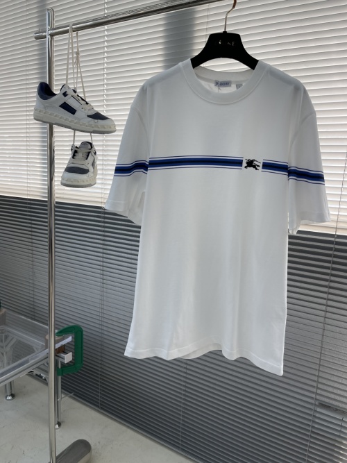 Burberry Cotton T-Shirt with Equestrian Knight Design and Striped Detail 1 Burberry Cotton T-Shirt with Equestrian Knight Design and Striped Detail