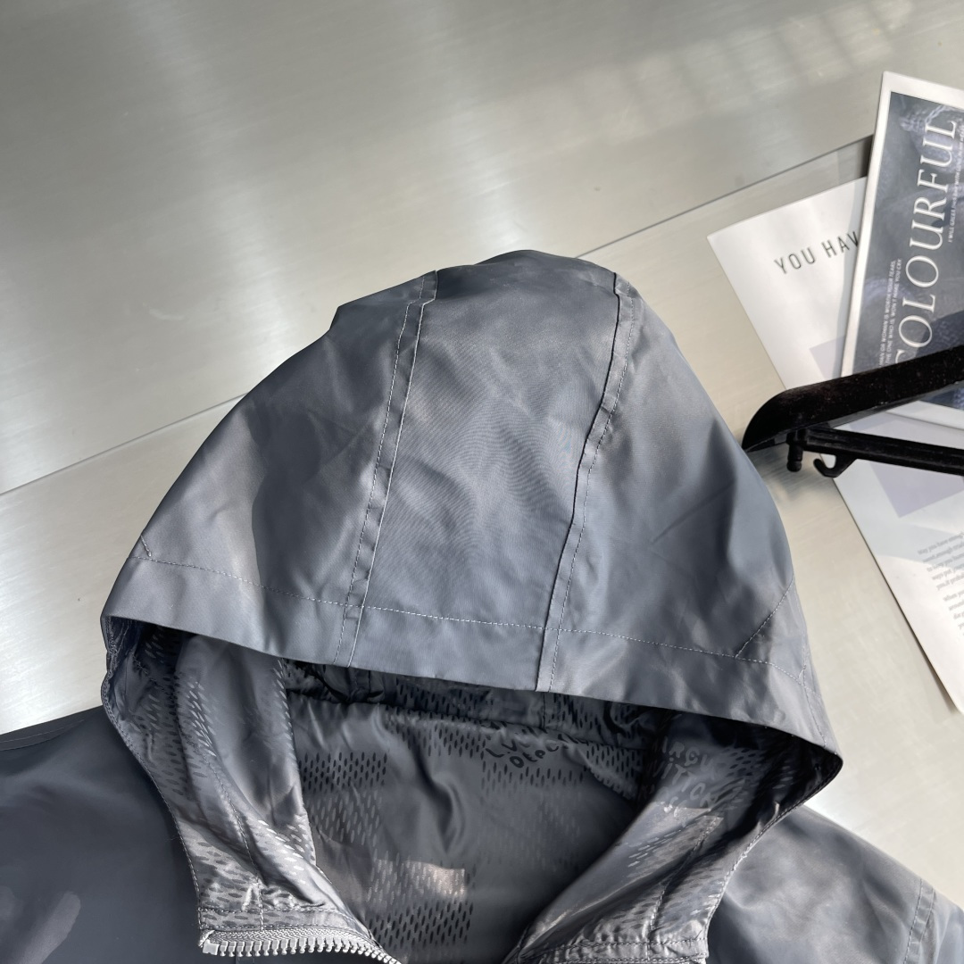 

-驴牌  双面防风夹克取材防水再生锦纶，成就换季时节的活力之选。纯色一面点缀 Marque L.Vu