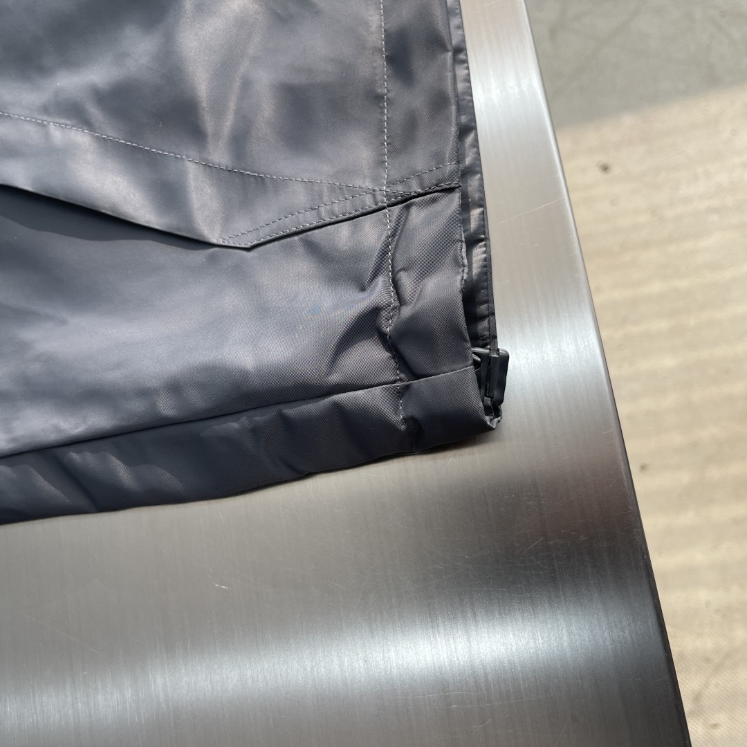 

-驴牌  双面防风夹克取材防水再生锦纶，成就换季时节的活力之选。纯色一面点缀 Marque L.Vu