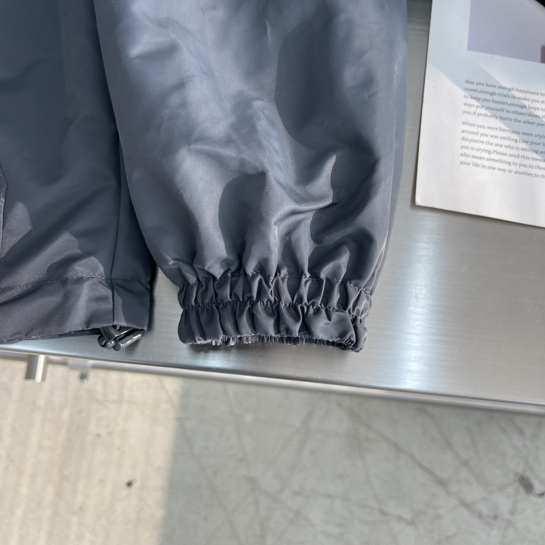 

-驴牌  双面防风夹克取材防水再生锦纶，成就换季时节的活力之选。纯色一面点缀 Marque L.Vu