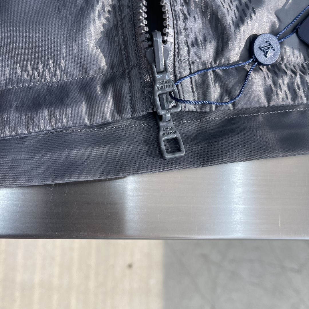 

-驴牌  双面防风夹克取材防水再生锦纶，成就换季时节的活力之选。纯色一面点缀 Marque L.Vu