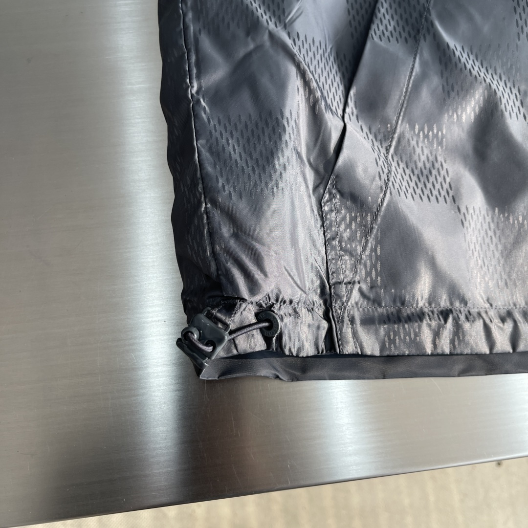 

-驴牌  双面防风夹克取材防水再生锦纶，成就换季时节的活力之选。纯色一面点缀 Marque L.Vu