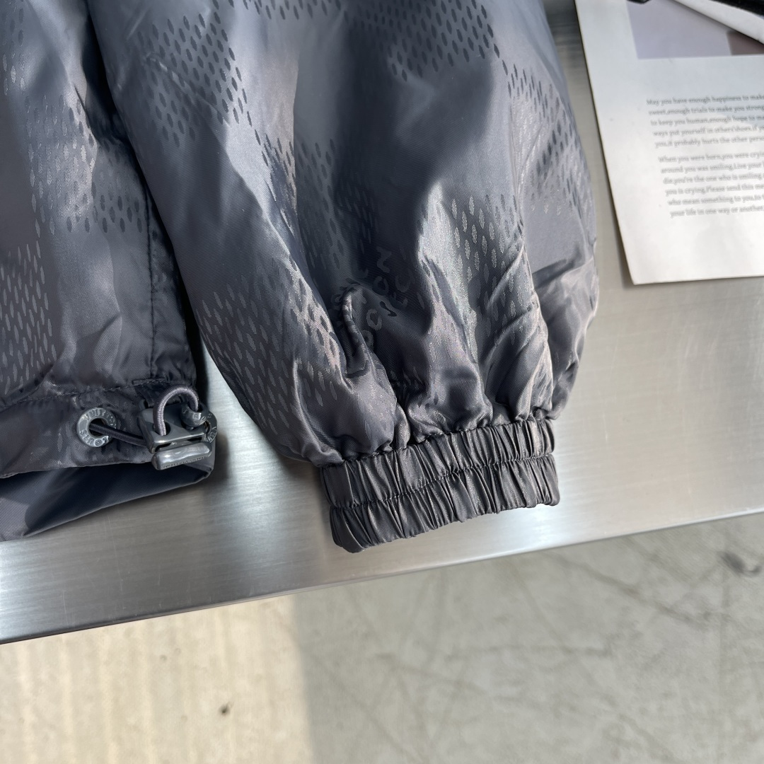 

-驴牌  双面防风夹克取材防水再生锦纶，成就换季时节的活力之选。纯色一面点缀 Marque L.Vu