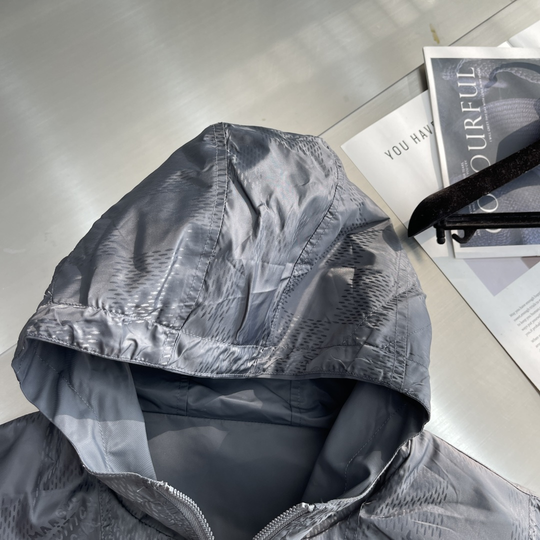 

-驴牌  双面防风夹克取材防水再生锦纶，成就换季时节的活力之选。纯色一面点缀 Marque L.Vu