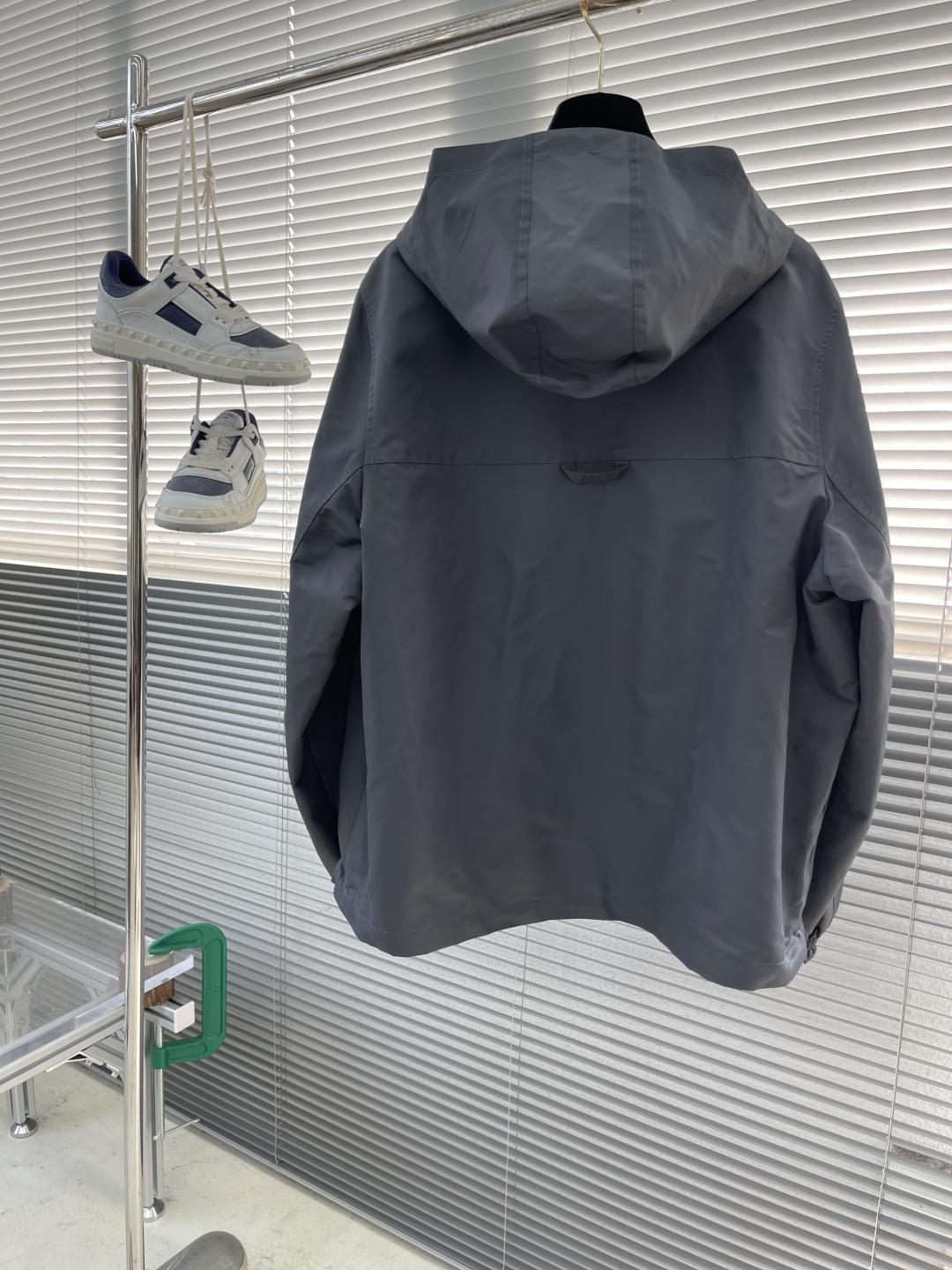 

-驴牌  双面防风夹克取材防水再生锦纶，成就换季时节的活力之选。纯色一面点缀 Marque L.Vu