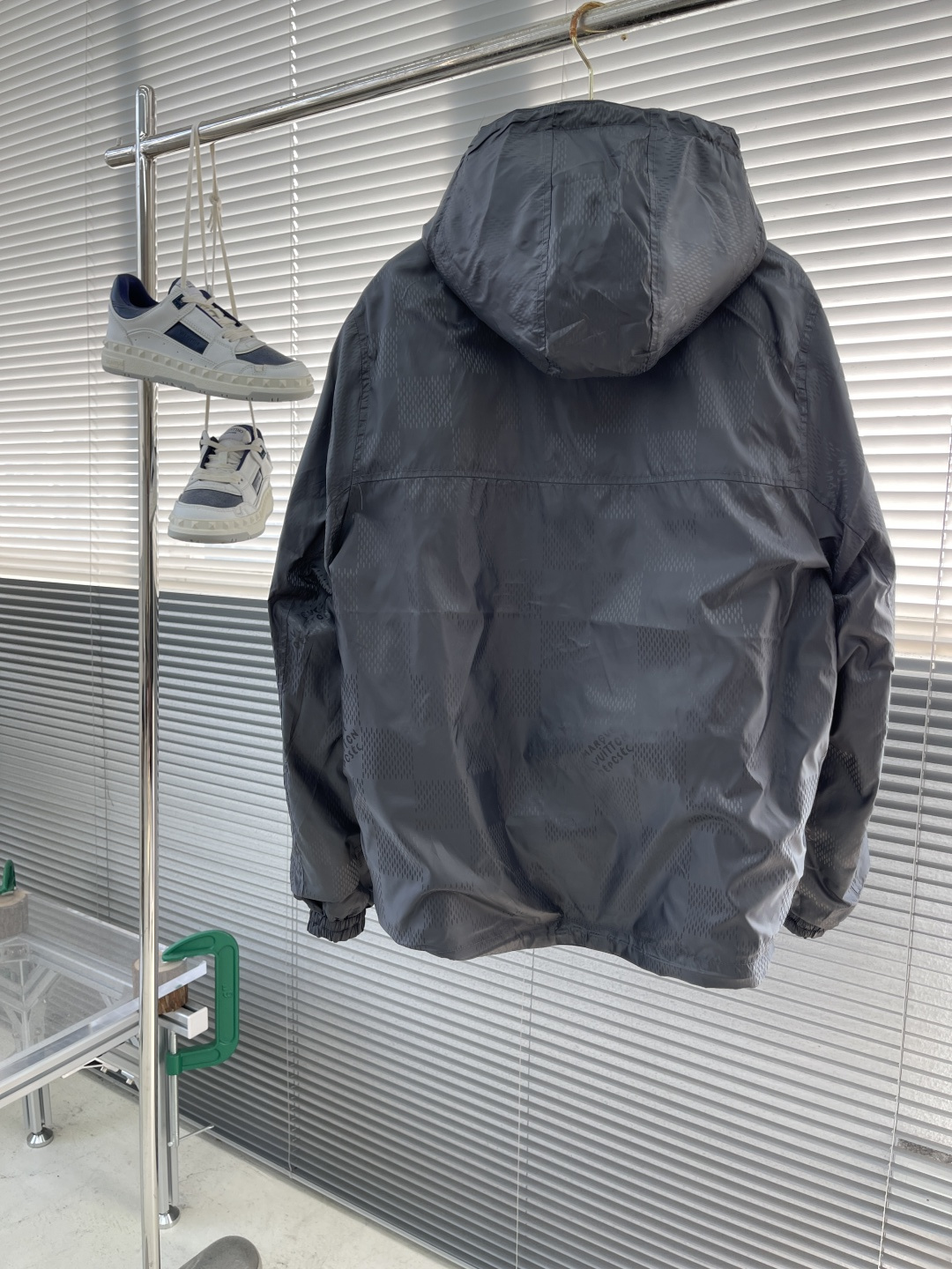 

-驴牌  双面防风夹克取材防水再生锦纶，成就换季时节的活力之选。纯色一面点缀 Marque L.Vu