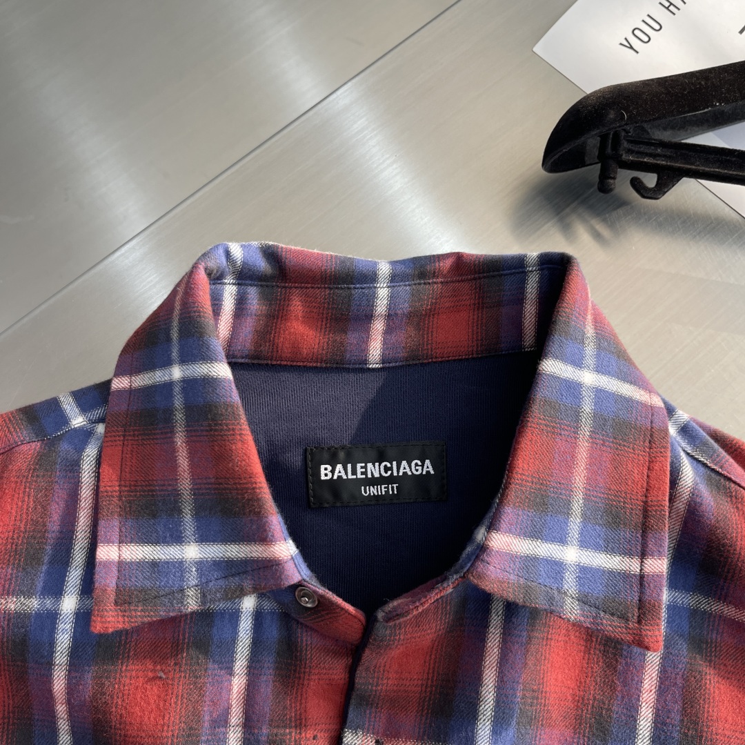 Balenciaga Reversible Plaid Shirt Jacket with Soft Cotton and Stylish Design 4 cmp i1736411472963 3656 0 0