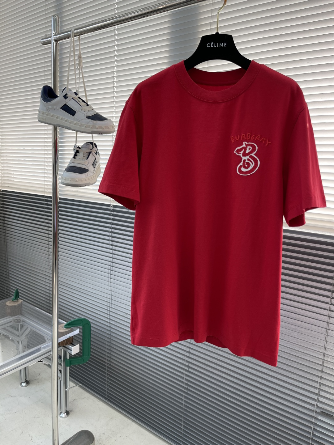 Burberry 2025 Spring/Summer Red Short Sleeve T-Shirt with Embroidered Snake Logo