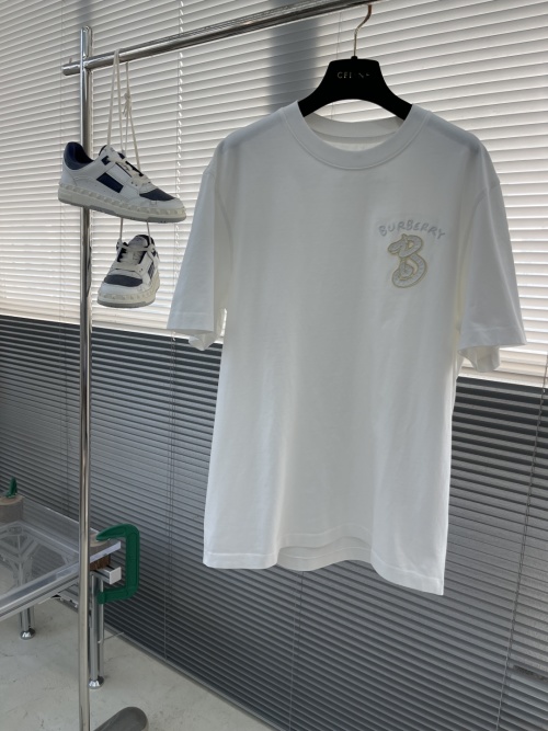 Burberry 2025 Spring/Summer White Cotton T-Shirt with Embroidered Snake Logo 1 Burberry 2025 Spring/Summer White Cotton T-Shirt with Embroidered Snake Logo