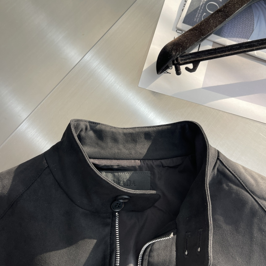 -PRAD 绒面飞行员夹克，这款绒面皮革飞行员夹克采用经过精心处理增添深度与个性的柔软绒面皮革重新诠释，