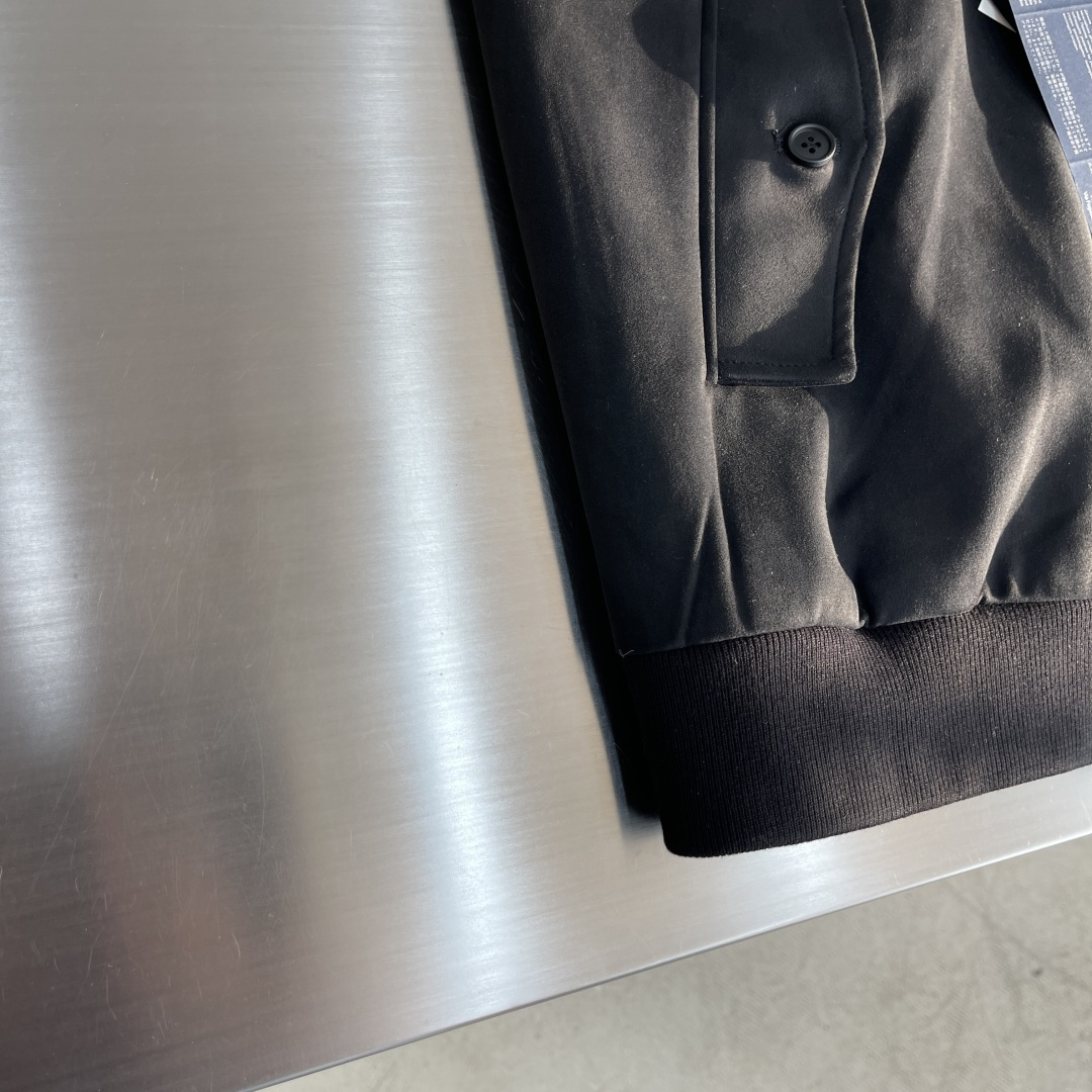 -PRAD 绒面飞行员夹克，这款绒面皮革飞行员夹克采用经过精心处理增添深度与个性的柔软绒面皮革重新诠释，