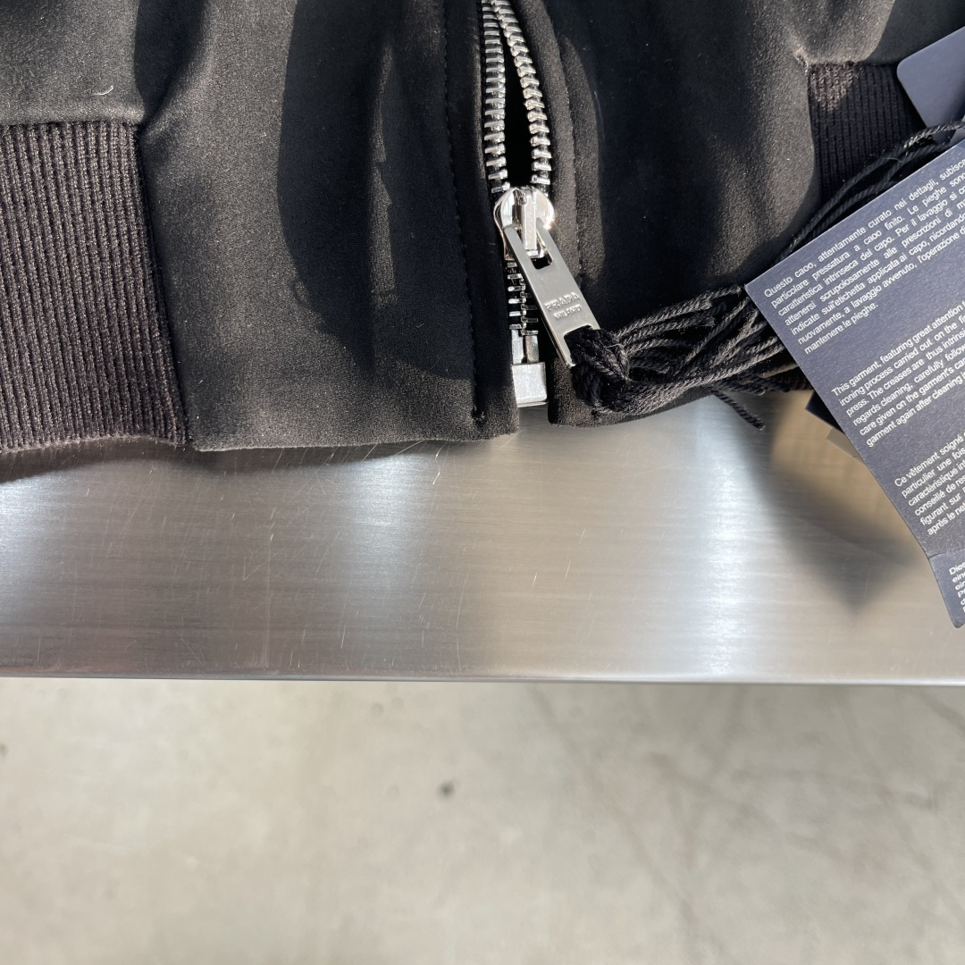 -PRAD 绒面飞行员夹克，这款绒面皮革飞行员夹克采用经过精心处理增添深度与个性的柔软绒面皮革重新诠释，