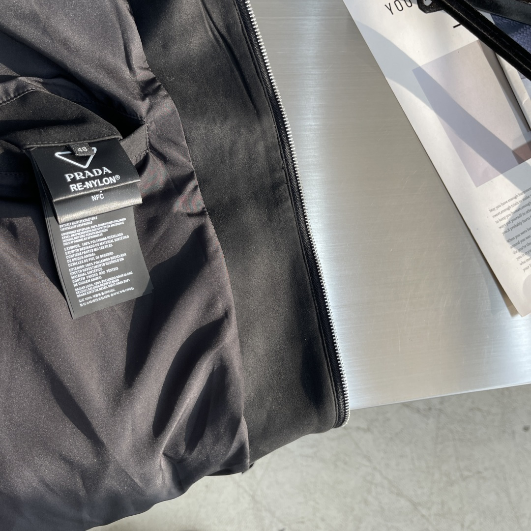 -PRAD 绒面飞行员夹克，这款绒面皮革飞行员夹克采用经过精心处理增添深度与个性的柔软绒面皮革重新诠释，