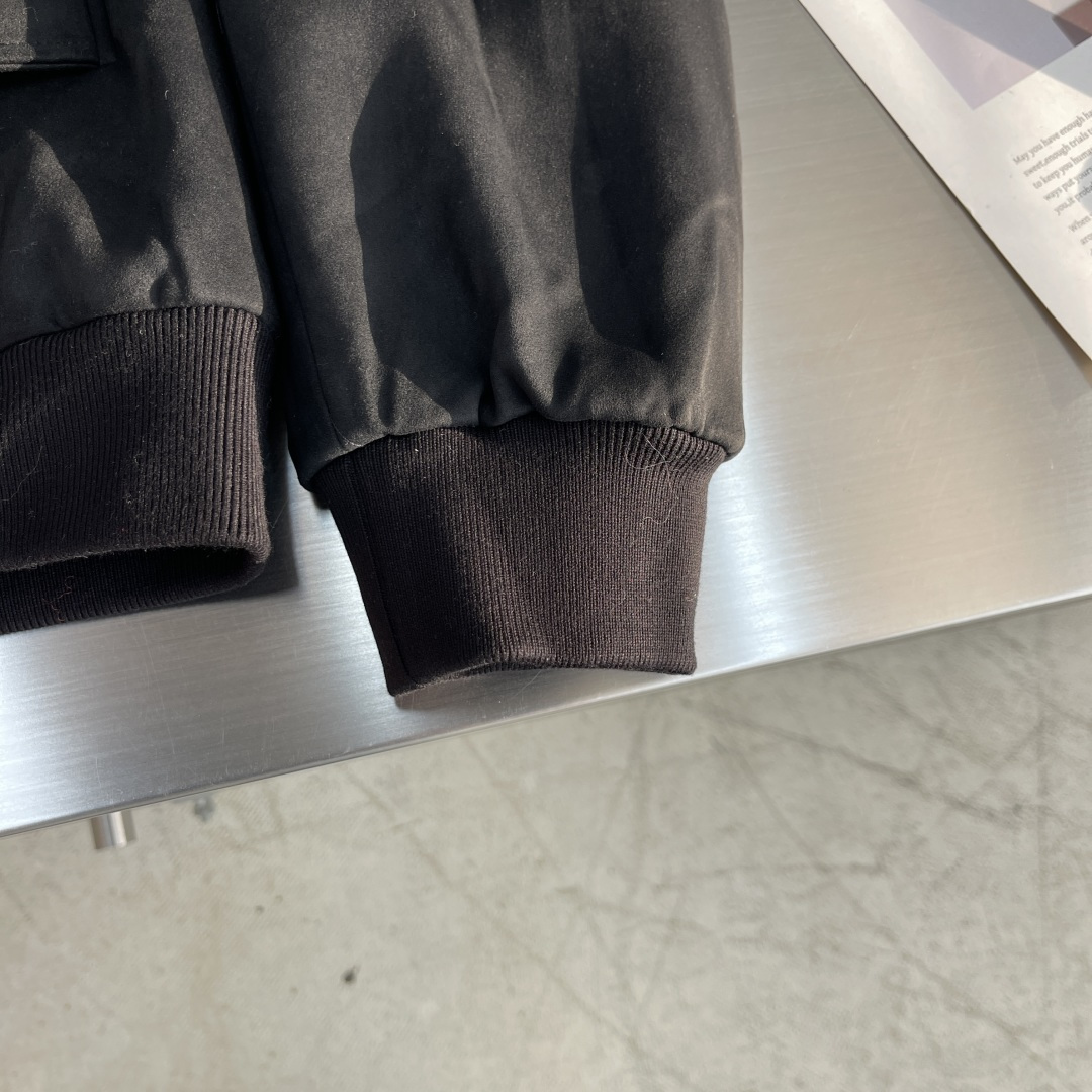 -PRAD 绒面飞行员夹克，这款绒面皮革飞行员夹克采用经过精心处理增添深度与个性的柔软绒面皮革重新诠释，