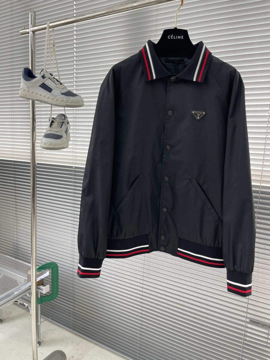 NO:130622,-PRAD 25 new recycled nylon jacket, this jacket is made of the upgraded version of Re-Nylon, represented by the Prad series, and has an Oversize shape, embellished with ribbed cuffs and knitted collar, and a classic triangle logo on the chest. Snap buckle closure, a classic versatile style, highly recommended!  S M L XL SMLXL Clothes Length 65676971 Bust 112116120124 Sleeve Length 78798081,,prada,versace,jackets & coats,alexander wang19860909-PRAD 25新款再生尼龙夹克,这款夹克由Prad系列代表材质的升级版本Re-Nylon制成,呈现Oversize造型,点缀罗纹袖口与针织领,胸前经典三角形徽标.按扣开合,经典百搭版型,强烈推荐！ 码数S M L XL  SMLXL 衣长65676971 胸围112116120124 袖长78798081,,prada,versace,jackets & coats,alexander wang,Men's clothing