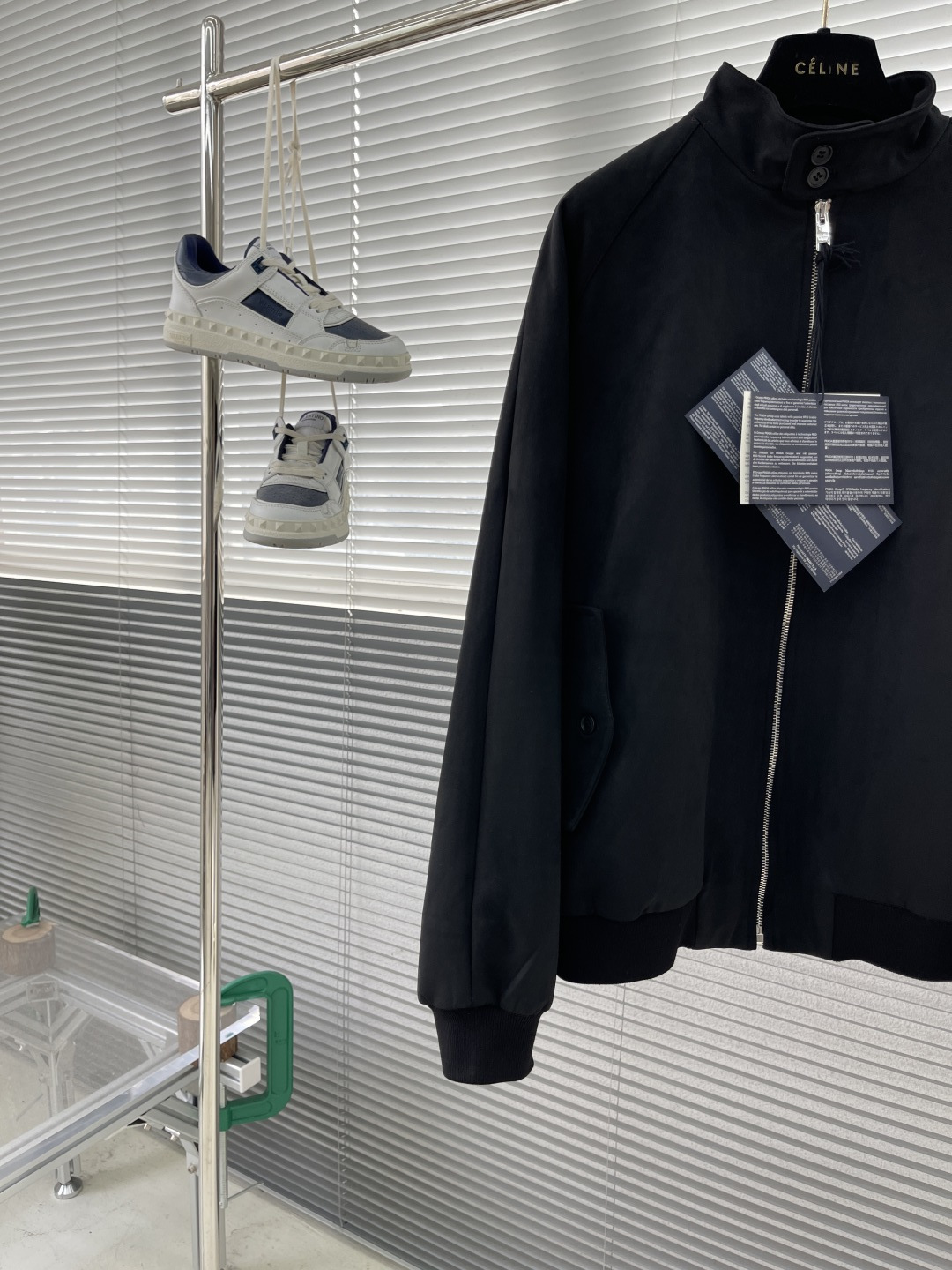 -PRAD 绒面飞行员夹克，这款绒面皮革飞行员夹克采用经过精心处理增添深度与个性的柔软绒面皮革重新诠释，