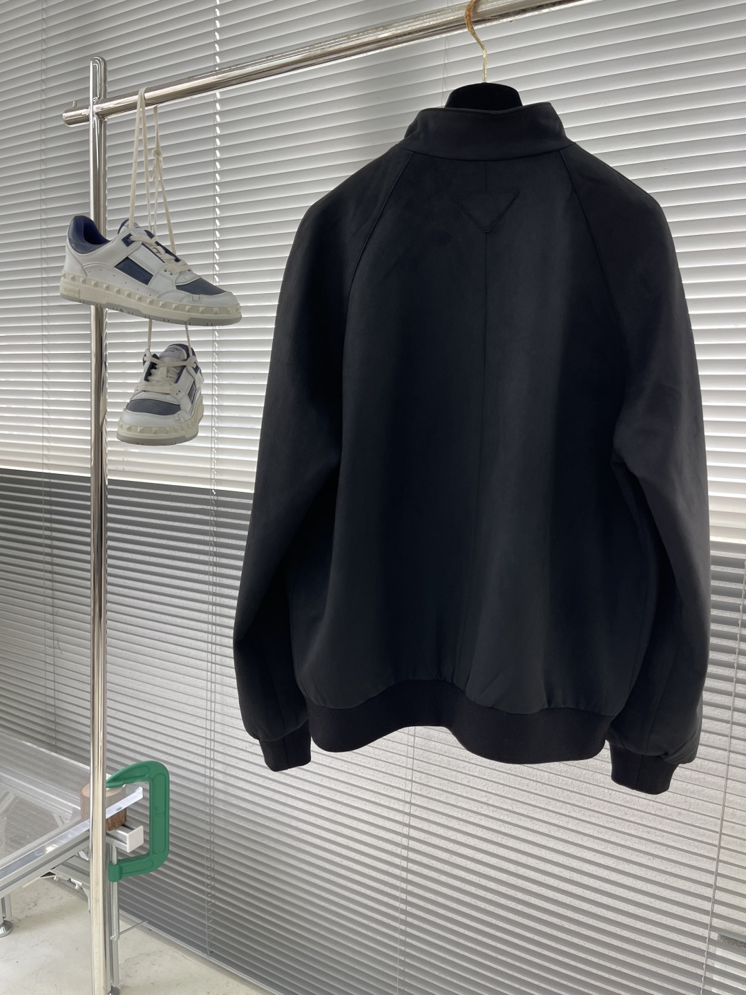 -PRAD 绒面飞行员夹克，这款绒面皮革飞行员夹克采用经过精心处理增添深度与个性的柔软绒面皮革重新诠释，