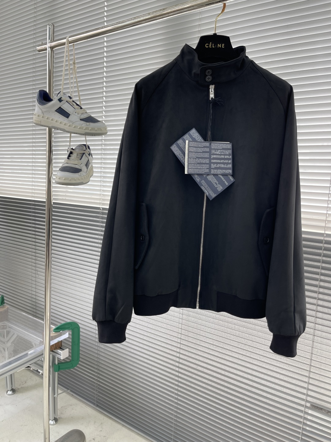 -PRAD 绒面飞行员夹克，这款绒面皮革飞行员夹克采用经过精心处理增添深度与个性的柔软绒面皮革重新诠释，