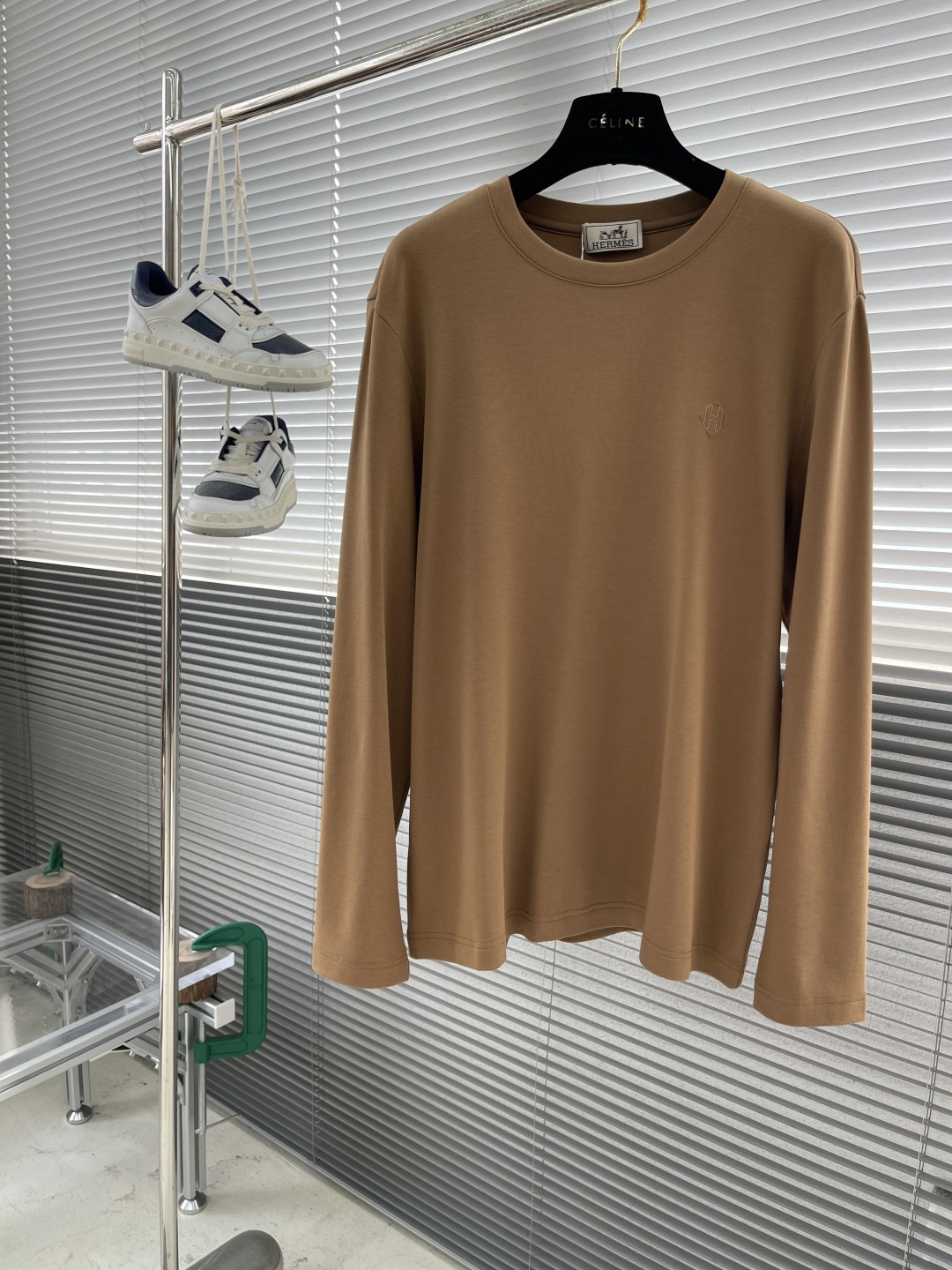 NO:952773,/1 piece 1/2 piece (available in L XXL 3XL) -Herme round neck long sleeves, same style for men and women, material Modal plus cotton, suitable for seasons spring, autumn, winter, round neck, long sleeves, regular sleeves, regular length, fitted style, other styles, regular thickness, size M-3XL, size chart M, length 64, chest 100, sleeve length 60, shoulder width 43  L length 66 bust 104 sleeve length 61 shoulder width 4419860909/1件 1/2件（L XXL 3XL有） -Herme 圆领长袖 男女同款 材质 木代尔 加 棉 适用季节春 秋,冬 领型圆领 袖长长袖 袖型常规袖 衣长常规 版型合身 款式其他 厚度常规 尺码 M-3XL 尺码表M衣长64胸围100袖长60肩宽43 L衣长66胸围104袖长61肩宽44  XL衣长68胸围108袖长62肩宽46  2XL衣长70胸围112袖长63肩宽48 3XL衣长72胸围116袖长64肩宽,,hermes,,Men's clothing