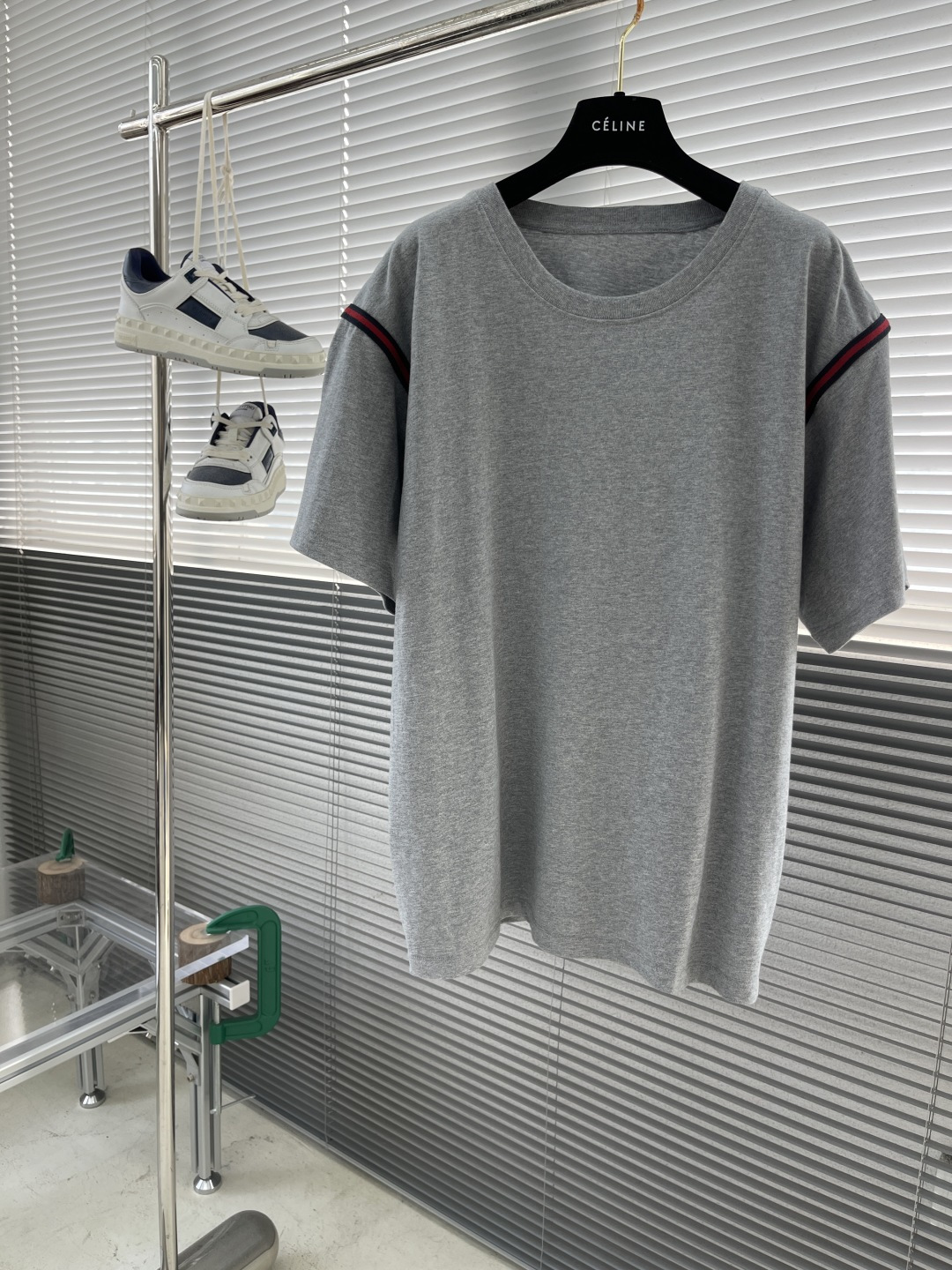 NO:130631,-GUCC 25 summer new style. This G-home webbing round neck short sleeve carries the deep craftsmanship of the brand. The meticulous webbing craftsmanship, each texture tells the exquisiteness of traditional Italian handicrafts. The round neck design is simple and elegant, modifying the neckline. When you wear it, it feels like you are in a fashion show in Florence, and your every move is full of Italian luxury style, easily showing your high-end taste. With the best cotton fabric, it brings breathable and comfortable like spring breeze. Whether you are paired with casual shorts to the beach or wearing it to attend weekend parties, you can inadvertently show your G-style fashion attitude and become the focus of attention on the streets and alleys. S-XXL, gucci, gucci, shorts, T-shirt, alexander wang19860909-GUCC 25夏季新款. 这件G家织带圆领短袖,承载着品牌深厚的匠心底蕴.细致的织带工艺,每一丝纹理都诉说着意大利传统手工艺的精湛.圆领设计简约大方,修饰颈部线条.穿上它,仿若置身于佛罗伦萨的时尚秀场,举手投足间满是意式奢华风情,轻松彰显您的高端品味.凭借上乘棉质面料,带来如沐春风般的透气舒适.无论是搭配休闲短裤奔赴海边,还是身着它参加周末聚会,都能在不经意间展露G式的时尚态度,成为街头巷尾的瞩目焦点. 码数S-XXL,,gucci,gucci,shorts,T-shirt,alexander wang,Men's clothing