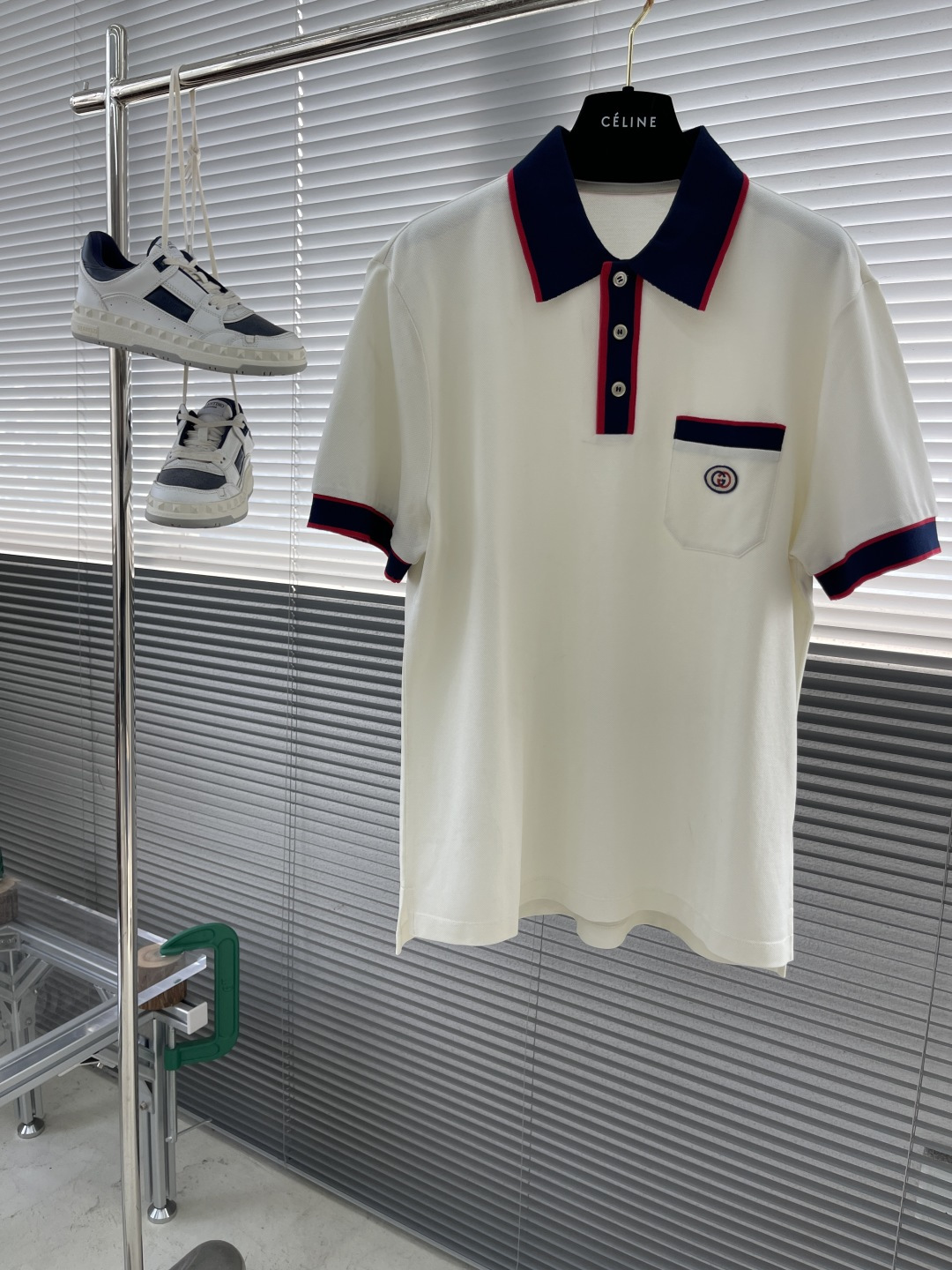 NO:130630,-GUCC 25 Summer New Style When the G family's iconic double G pattern meets the elegant style of the Polo shirt, a conversation between fashion and tradition begins. Every stitch and thread woven the brand's exquisite craftsmanship and trend forward-looking nature for a hundred years. Wearing it, whether you are strolling on the streets of bustling cities or in high-end social occasions, you can show your unique fashion taste and become the focus of everyone's attention. Selected top customer-supplied fabrics, with delicate texture and excellent breathability, bringing a comfortable wearing experience all-weather. S-XXL, gucci, gucci, alexander wang19860909-GUCC 25夏季新款 当G家标志性的双G图案邂逅Polo衫的优雅版型,一场时尚与传统的对话就此展开.每一针每一线,都编织着品牌百年的精湛工艺与潮流前瞻性.穿上它,无论是漫步在繁华都市街头,还是置身于高端社交场合,都能彰显出独特的时尚品味,成为众人瞩目的焦点.精选顶级客供面料,以细腻的质感和卓越的透气性,带来全天候的舒适穿着体验. 码数S-XXL,,gucci,gucci,alexander wang,Men's clothing