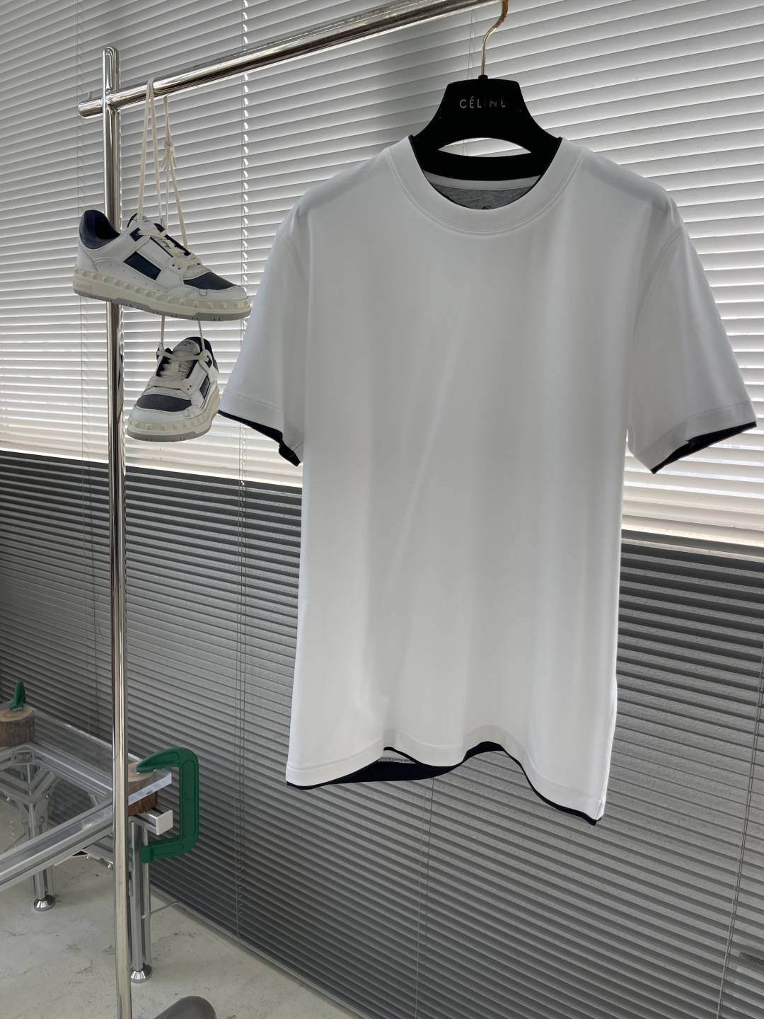 NO:130593,-BC Men's contrasting color lace-up fake two-piece layered Modal mercerated cotton delicate beaded double-layer round neck short-sleeved T-shirt About style and design From BC, known as a true luxury in the fashion industry, continues the consistent low-key but high-quality style, with minimal style, with exquisite fabrics and exquisite details, satisfying all the imaginations of high-quality T-shirts for spring and summer. Slim Fit's fitting style, small round neck, solid color, and no logo embellishment around the body, bringing low-key and minimalism to the extreme, with the right blessing of small details without any characteristics and mediocrity. The neckline, cuffs, and hem are double-layered with a layer of contrasting color edges as embellishments, with just the right scale revealing white or dark blue edges, visually with fake two-piece layering effect, and the workmanship style is unquestionable. About fabrics and craftsmanship  35.8 Modal 35.8 cotton 23 polyester fiber 5.4 spandex, the comfort-oriented modal mercerized cotton, soft and bone-like texture, comparable to silky texture, delicateness is like the second skin, with extremely small pore mesh structure, excellent breathability, moisture absorption and sweating, and not stuffy. Size 48, 50, 52, 54, 56, T-shirt, tees, t-shirt, alexander wang19860909-BC 男款撞色镶边假两件叠穿莫代尔丝光棉细腻珠地双层圆领短袖T恤 关于款式及设计 出自被誉为时装界真正奢侈品的BC,延续一贯地低调但高质的作派,风格极简,面料为王,细节精湛,满足到了高品控们对春夏T恤的全部遐想. Slim Fit的合身版型,小圆领,纯色系,周身无一logo点缀,把低调和极简拿捏到极致,小细节恰到好处的加持,又不至于毫无特色的平庸化.领口,袖口,下摆,以双层叠合的方式衬了一层撞色边作为点缀,尺度正好的露出白边或深蓝边,在视觉上有假两件叠搭的层次效果,做工版型都无需置疑的正点. 关于面料及工艺 35.8莫代尔35.8棉23聚酯纤维5.4氨纶,舒适感至上的莫代尔丝光棉,手感柔软有筋骨,堪比丝质质感,细腻度犹如第二次肌肤,孔隙极小的网眼结构,透气度极好,吸湿排汗,不闷身. 尺码48,50,52,54,56,,T-shirt,tees，t-shirt,alexander wang,Men's clothing